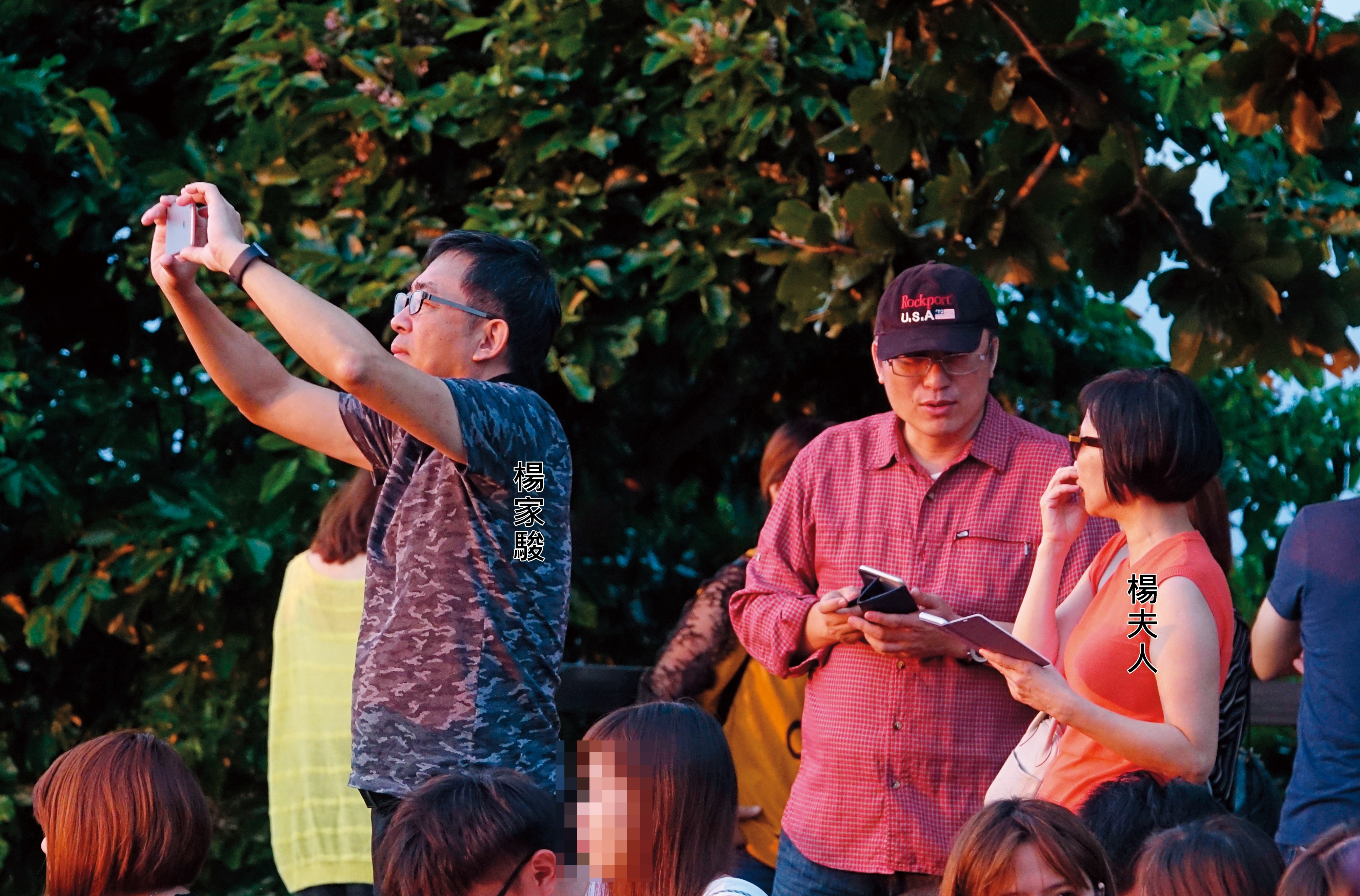 楊家駿10月帶太太到高雄、屏東出差兼旅遊,楊在關山用手機拍攝夕陽美景,太太則與楊的部屬在後方聊天。