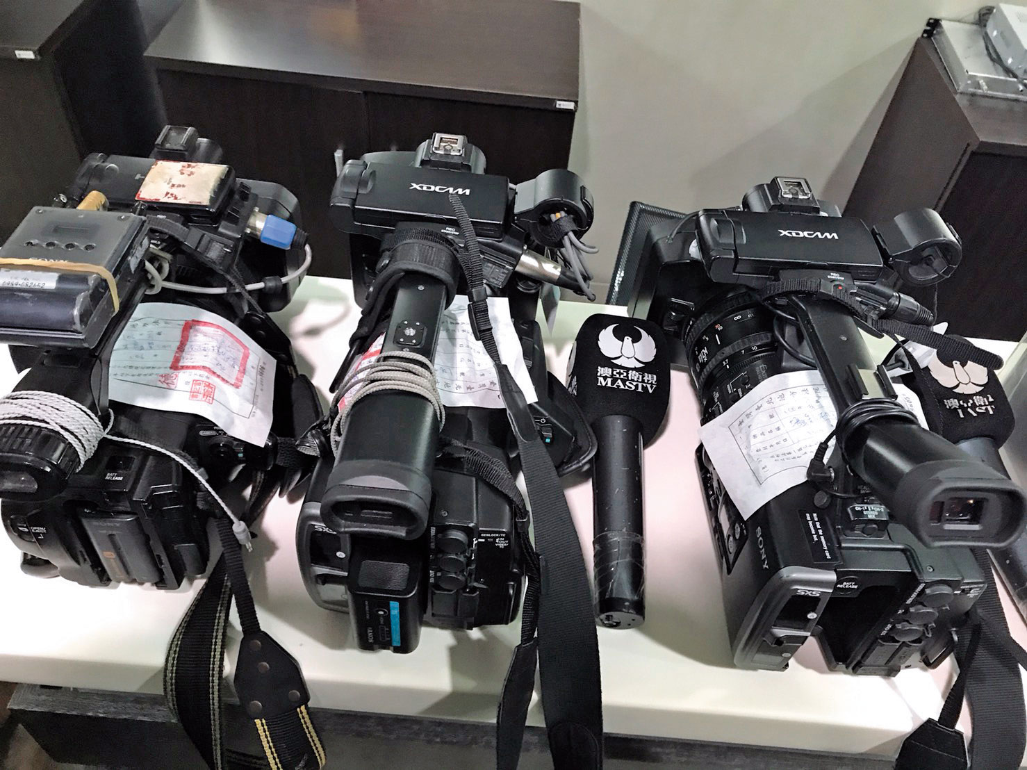 澳亞衛視的攝影、收音等器材大半遭到查封。（讀者提供）