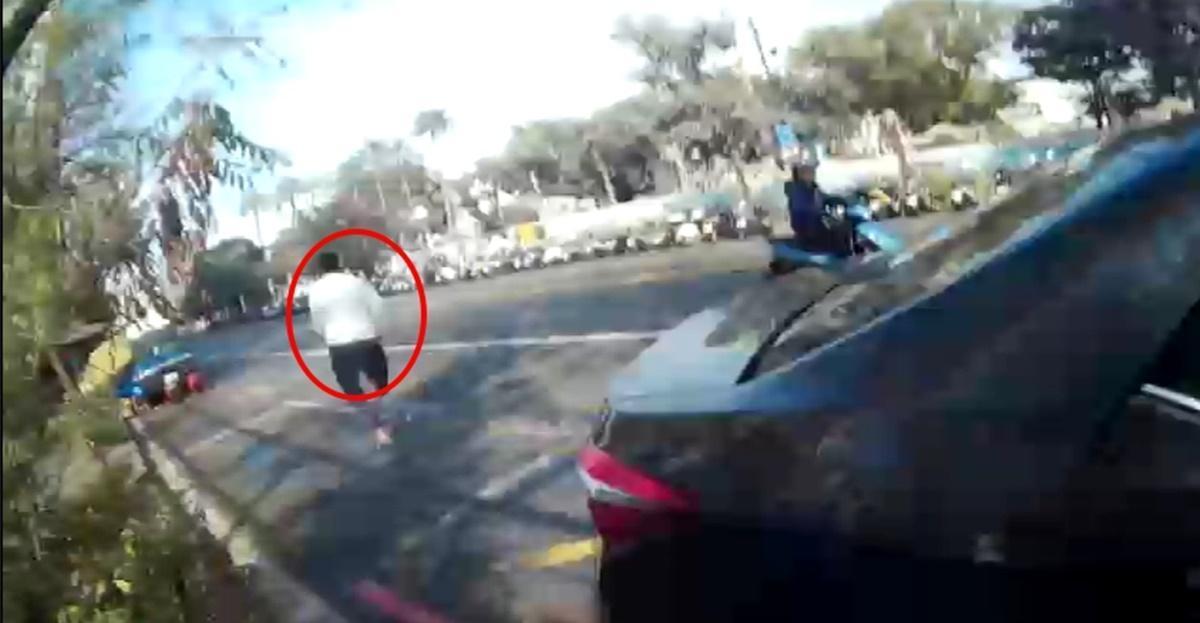 阮姓移工面對警方盤查先是假意配合再突然拔腿狂逃，警方後頭追趕。（警方提供）