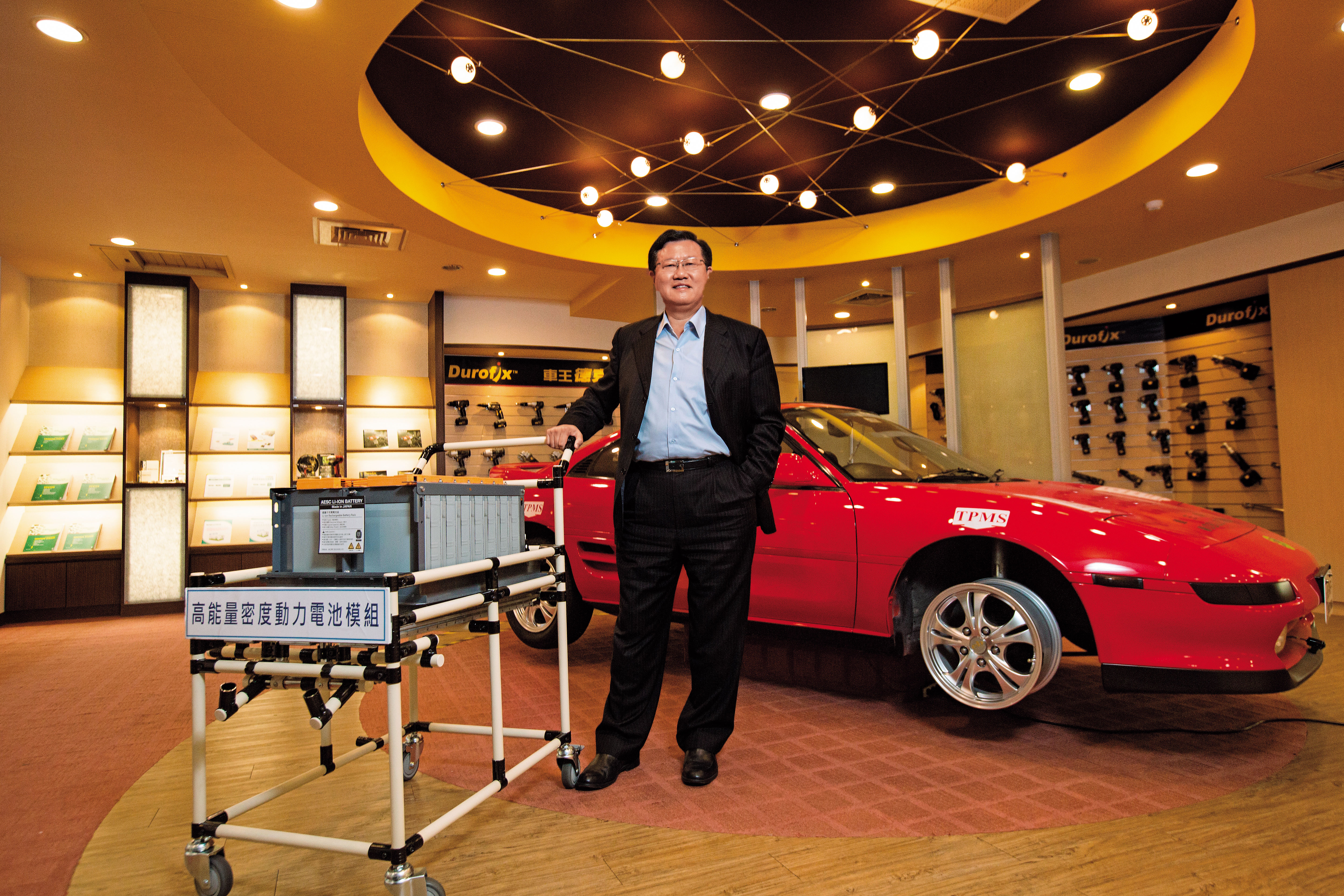蔡裕慶以汽車引擎電子點火系統起家，近年跨足車聯網與電池儲能系統。