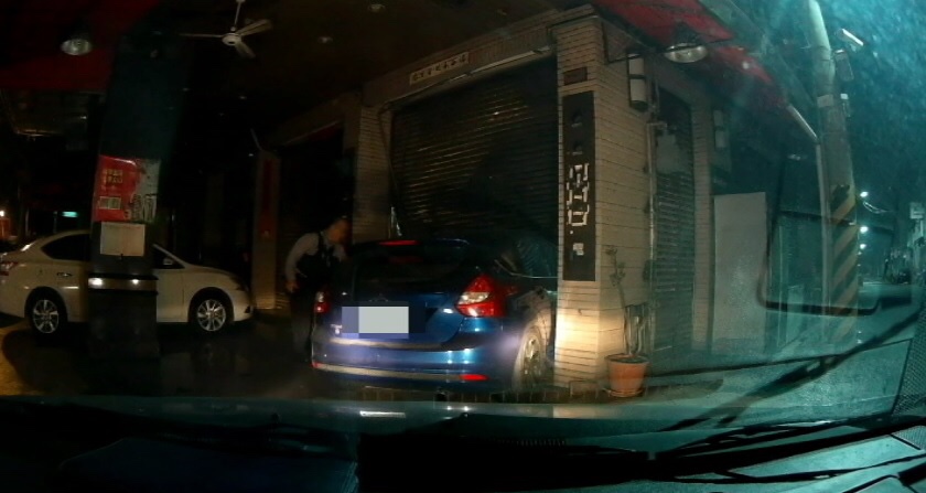 藍色轎車見警攔查加速逃逸,失控撞民宅鐵門。(警方提供)