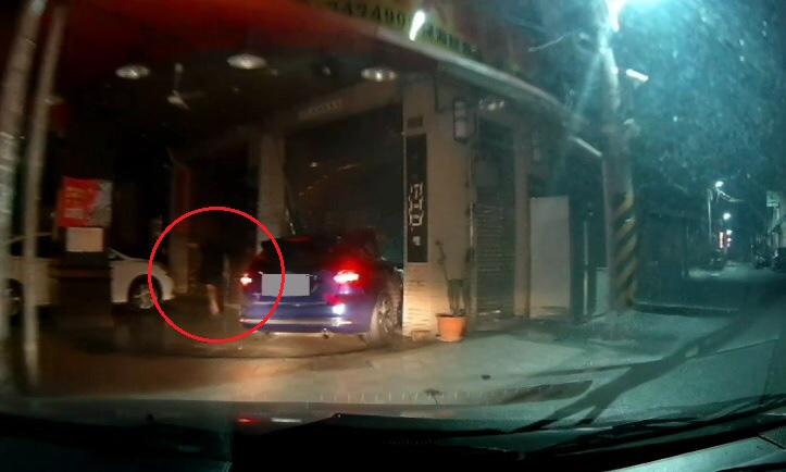 男子撞車後（畫紅圈處）不顧車上2名女性趁亂逃逸。（警方提供）