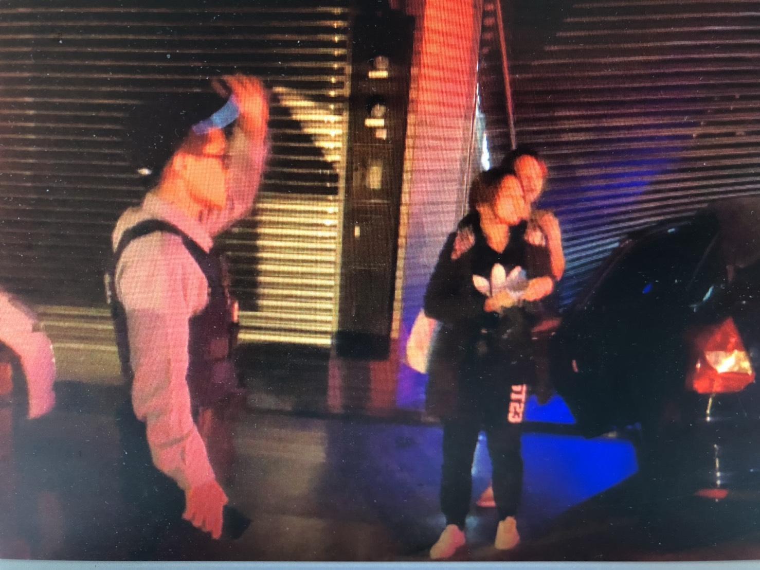 不明男子攜帶毒品駕車遇警攔查心虛撞民宅，男子趁亂逃逸丟包車上2女。（警方提供） 