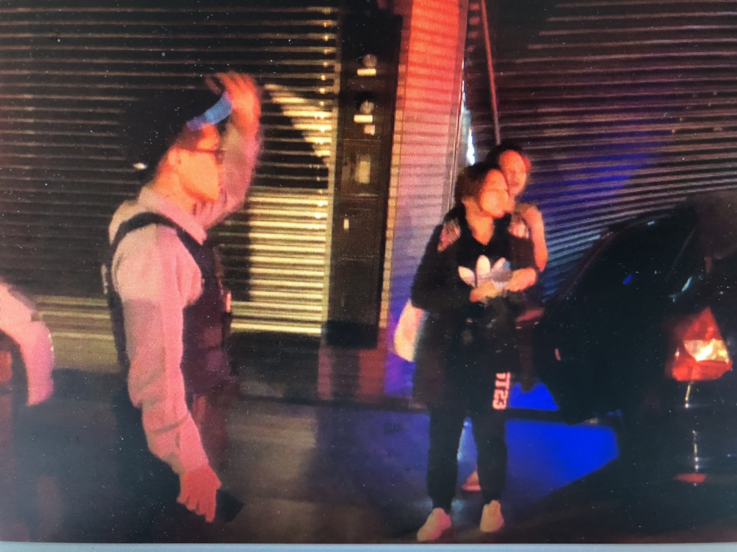 不明男子攜帶毒品駕車遇警攔查心虛撞民宅,男子趁亂逃逸丟包車上2女。(警方提供)