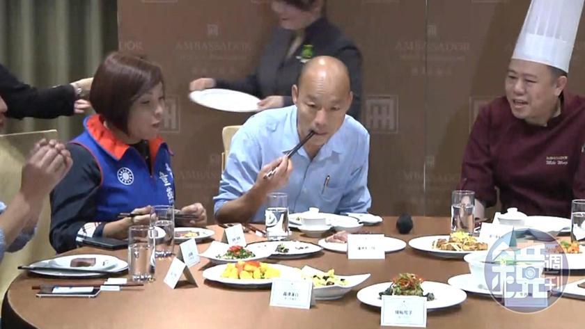 面對滿桌都是他愛吃的美食，準高雄市長韓國瑜不計形象大啖美食。