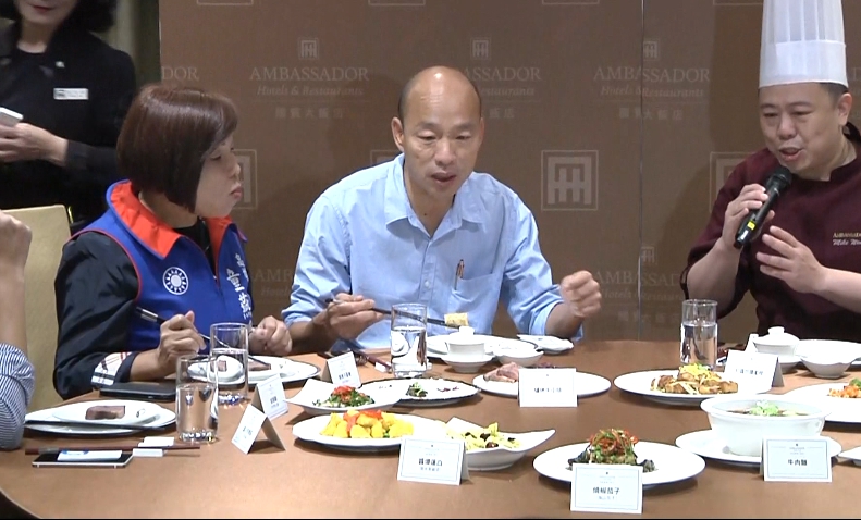 準市長韓國瑜相當專注聽主廚介紹每道菜的特色。