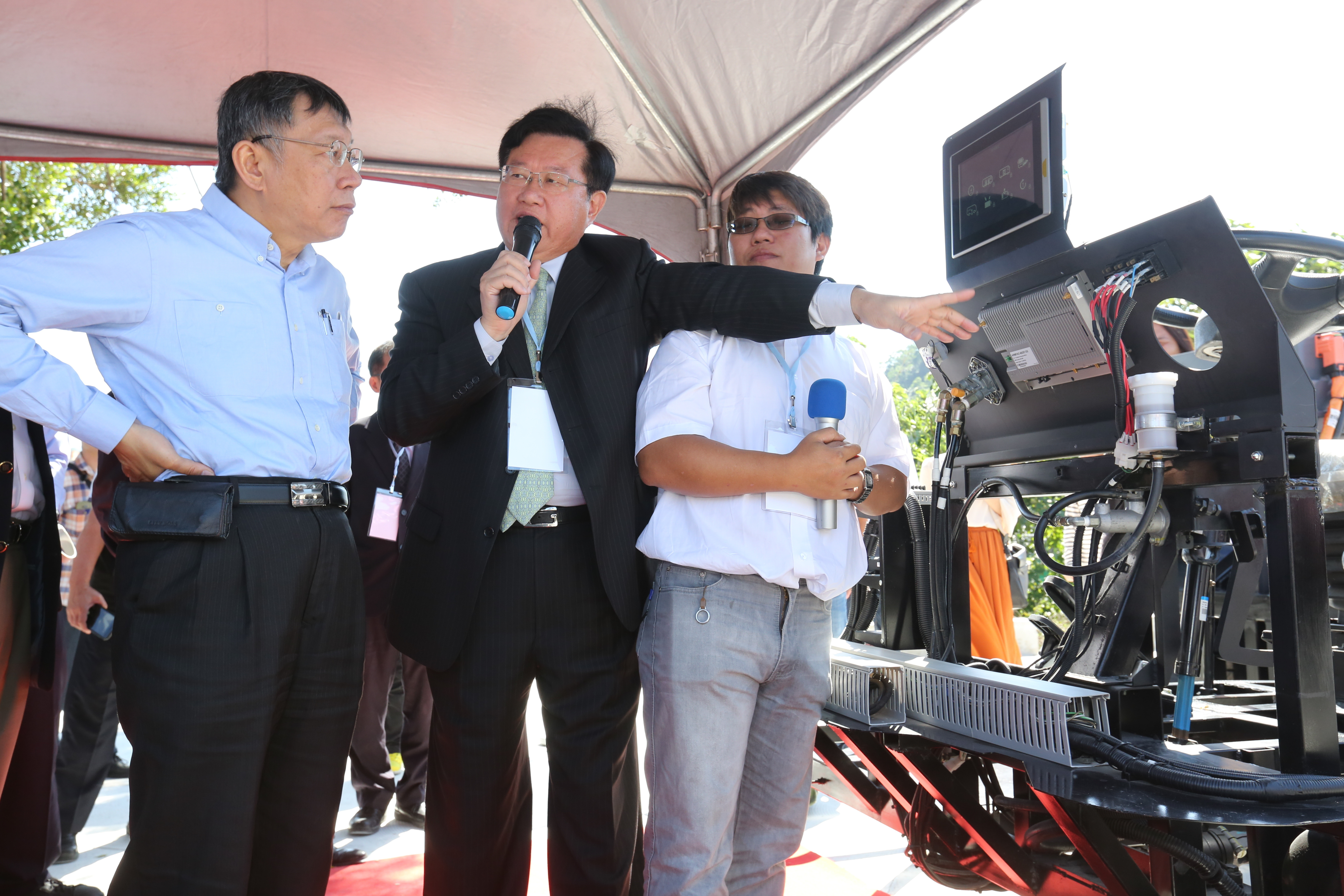 蔡裕慶（中）在通車典禮上，向台北市長柯文哲（左）做簡報。