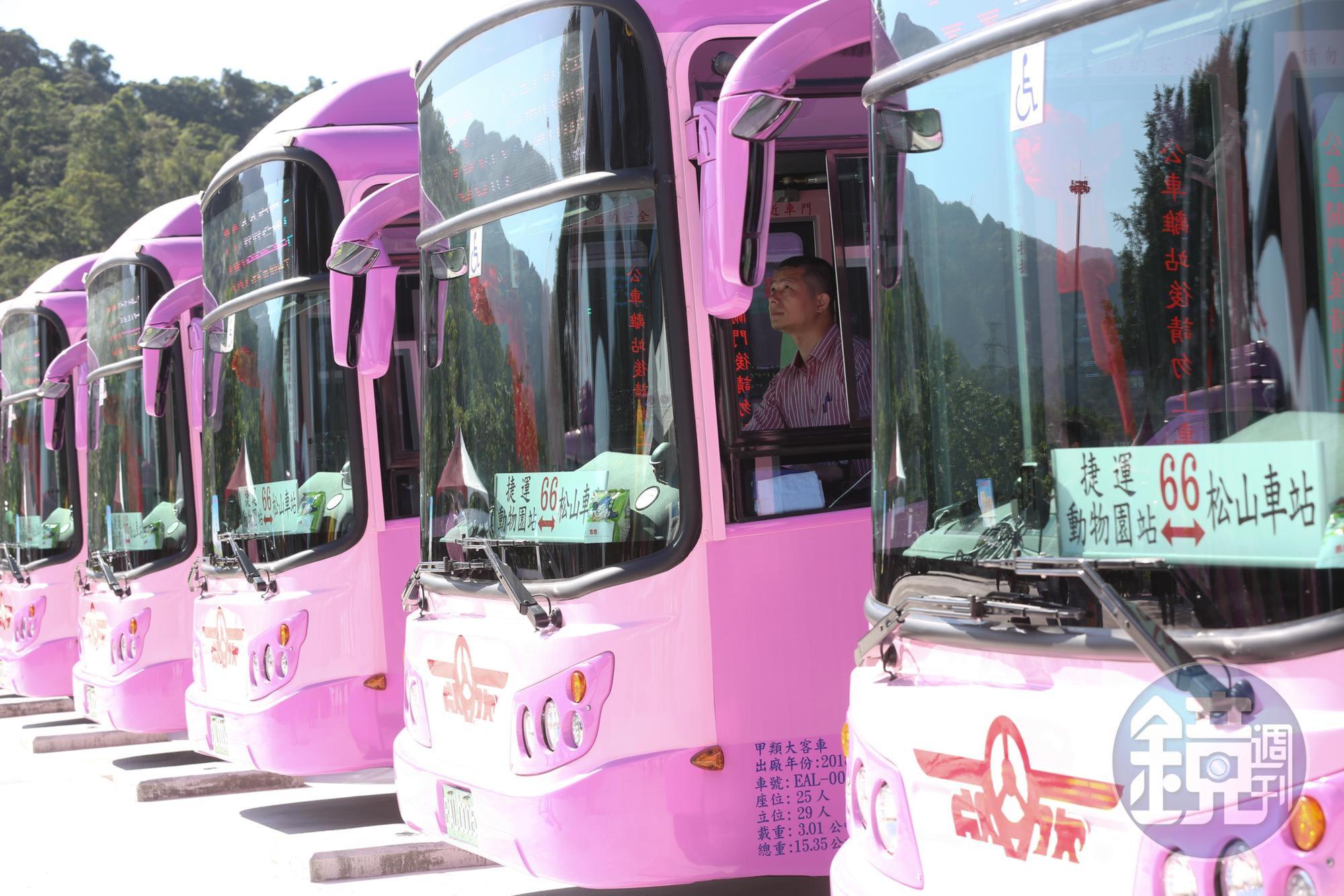 往返捷運動物園站與松山車站間的欣欣客運,是台北市第一條使用電動巴士的路線。