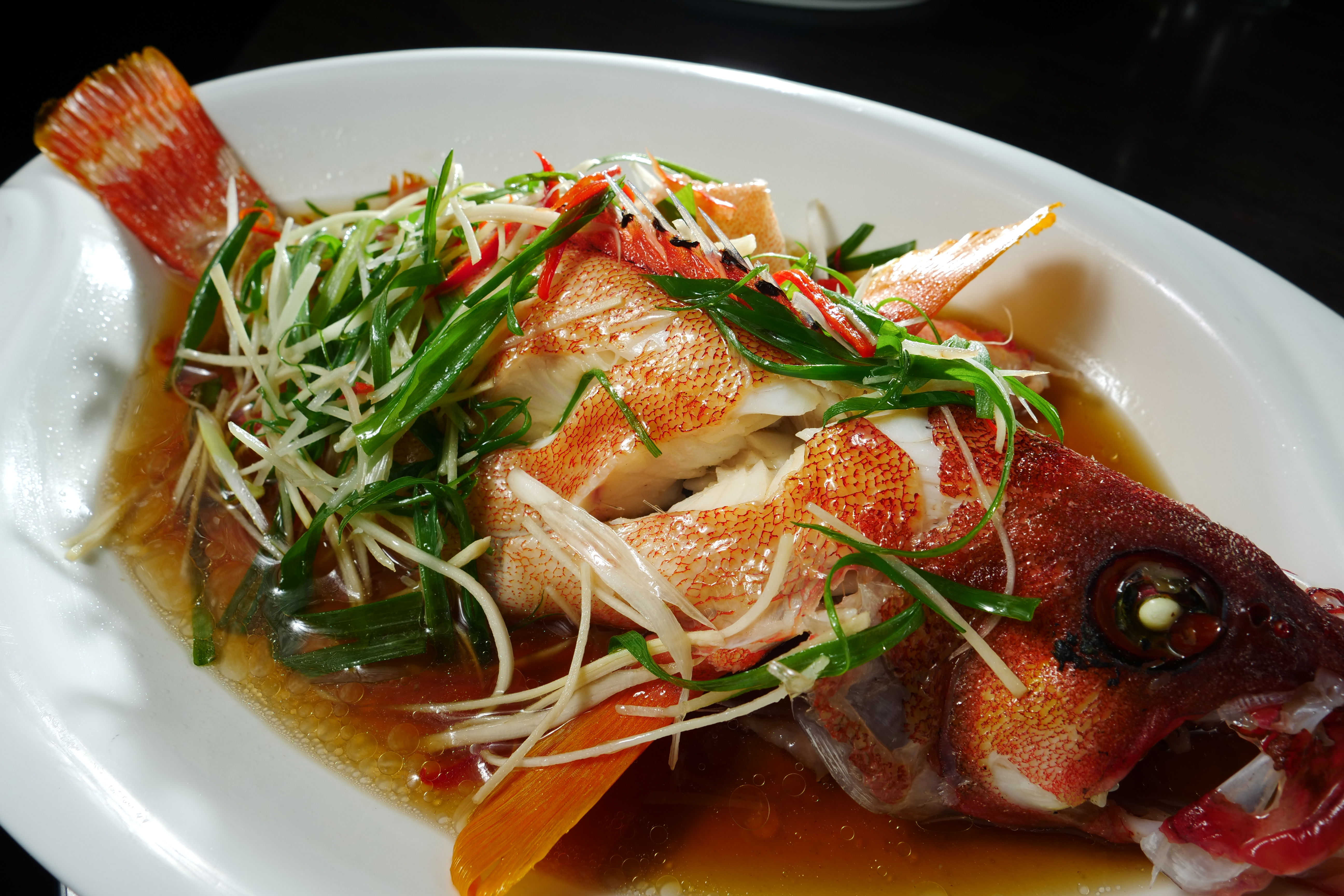 「清蒸紅面石斑」肉質細嫩香甜無雜味，魚皮富膠質，澆些醬汁，魚肉更加油潤有味。（時價，圖中約1,200元）