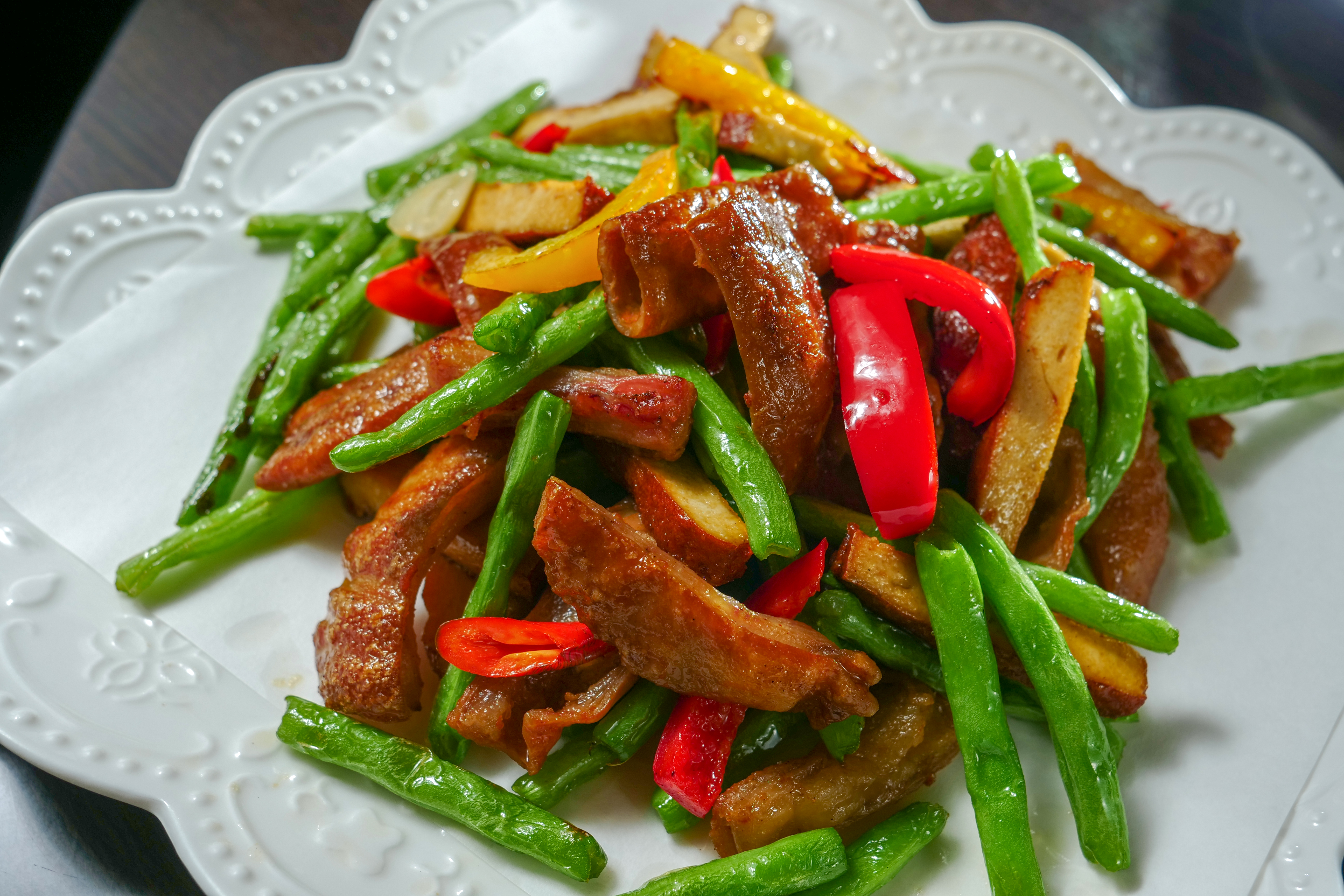 「乾扁肥腸」有豆香十足的五香豆干，炸到酥脆不油的肥腸和四季豆，所有料一起吃，味覺層次豐富。（350元/份）