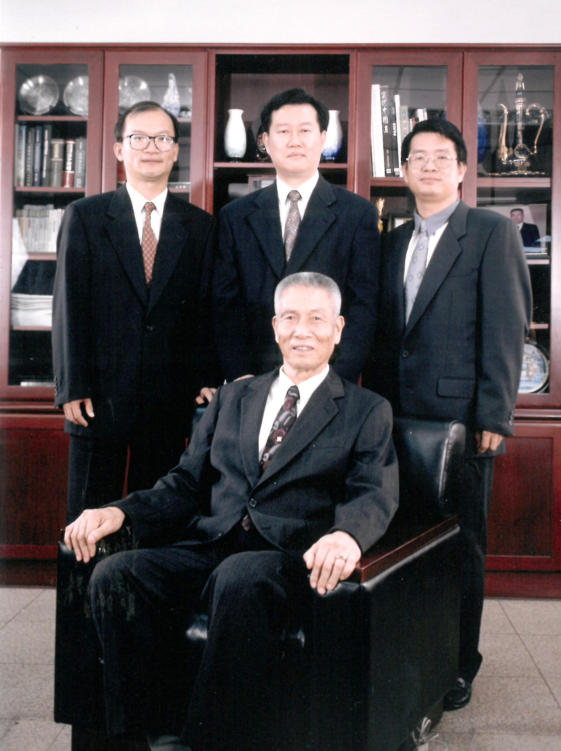 蔡裕慶（後排中）的父親蔡宜雄（前排中），與車王電子研發處副總魏成榖（後排左）、車王電子高級工程師蔡志惠（後排右）合影。（蔡裕慶提供）