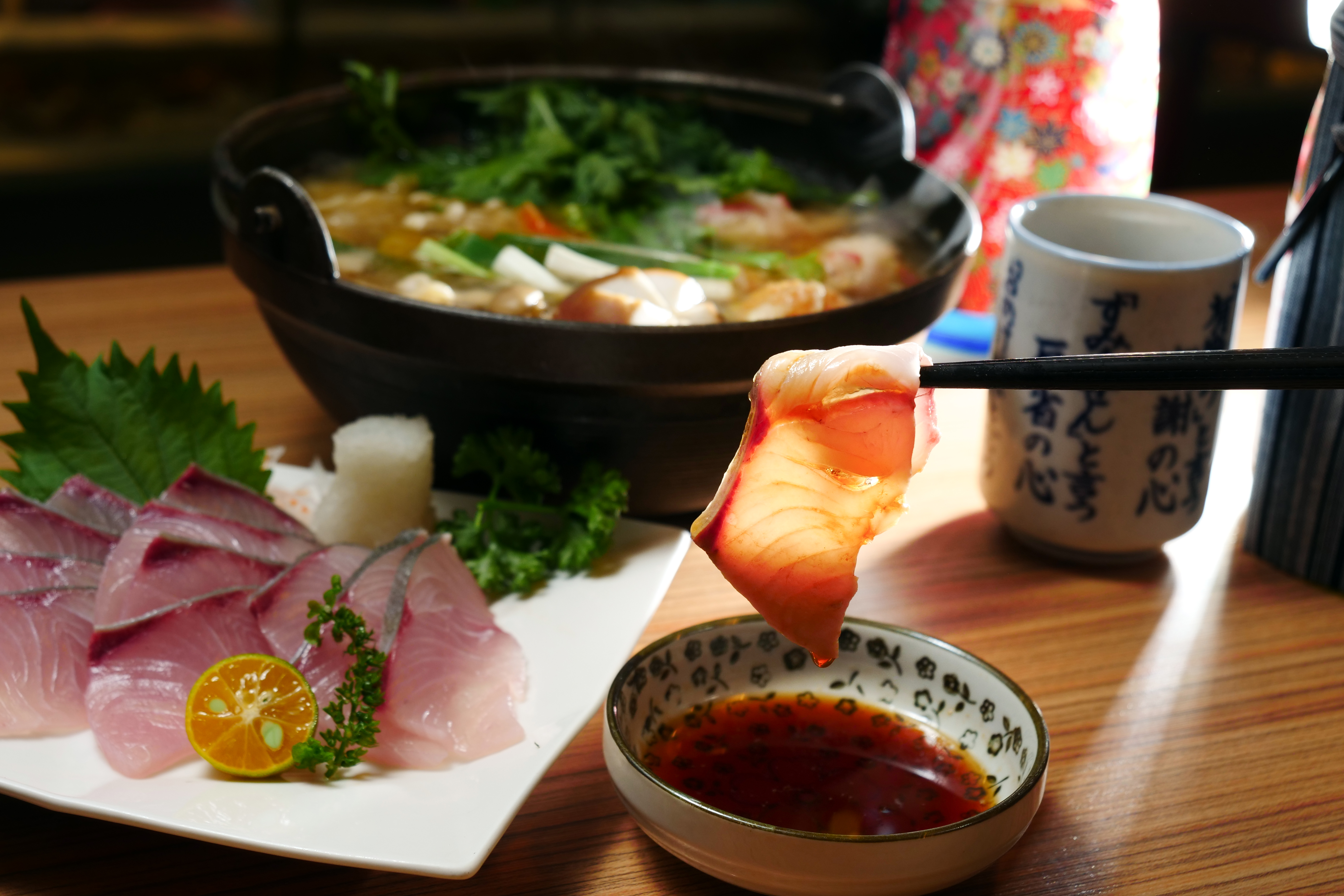 12月到農曆年前，紅魽準備過冬，身上會囤積許多脂肪，吃起來特別甘甜。