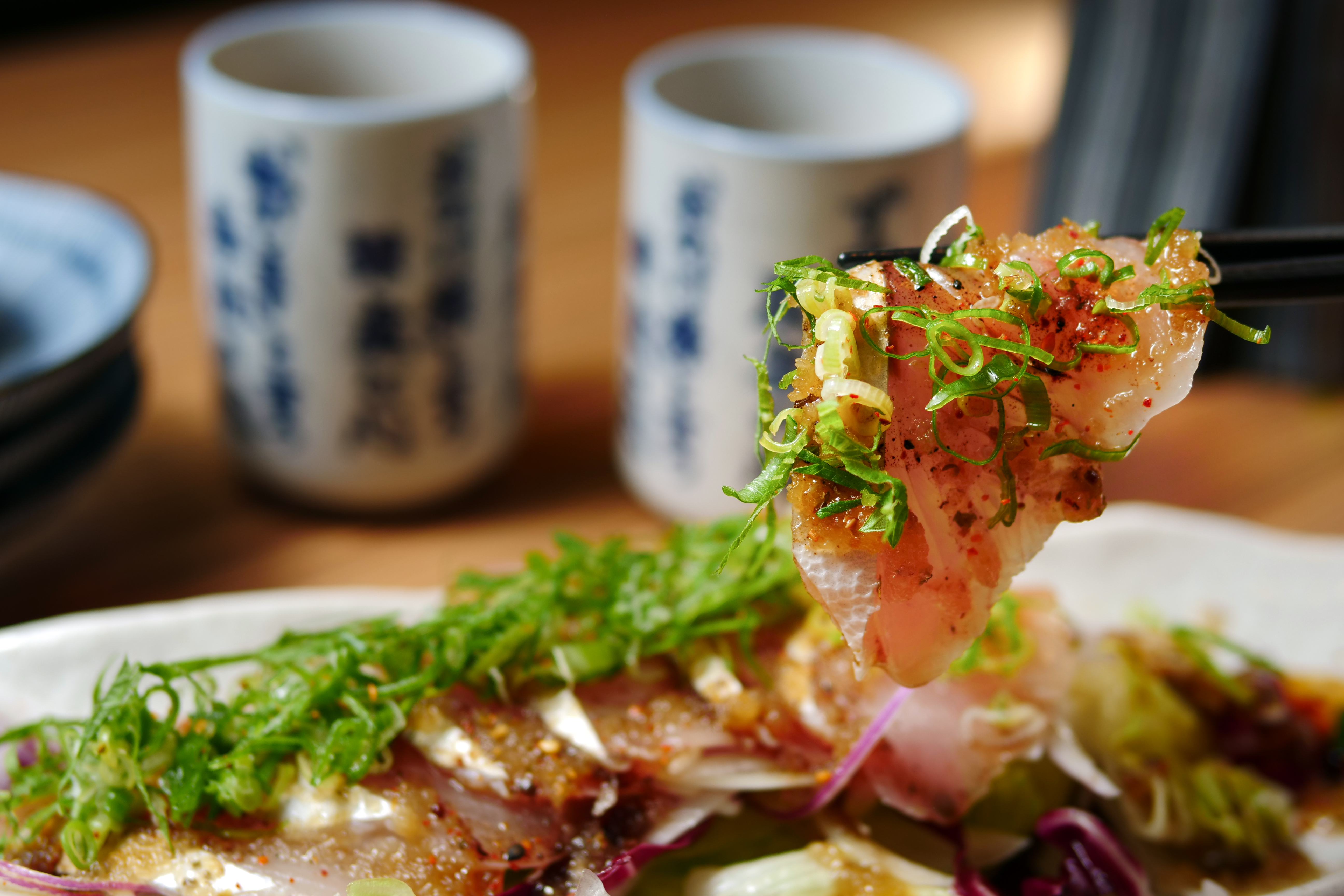 「紅魽地中海風沙拉」淋滿用巴薩米可醋、迷迭香、紫蘇葉調成的醬汁，讓魚肉吃來爽口開胃。（360元／份）