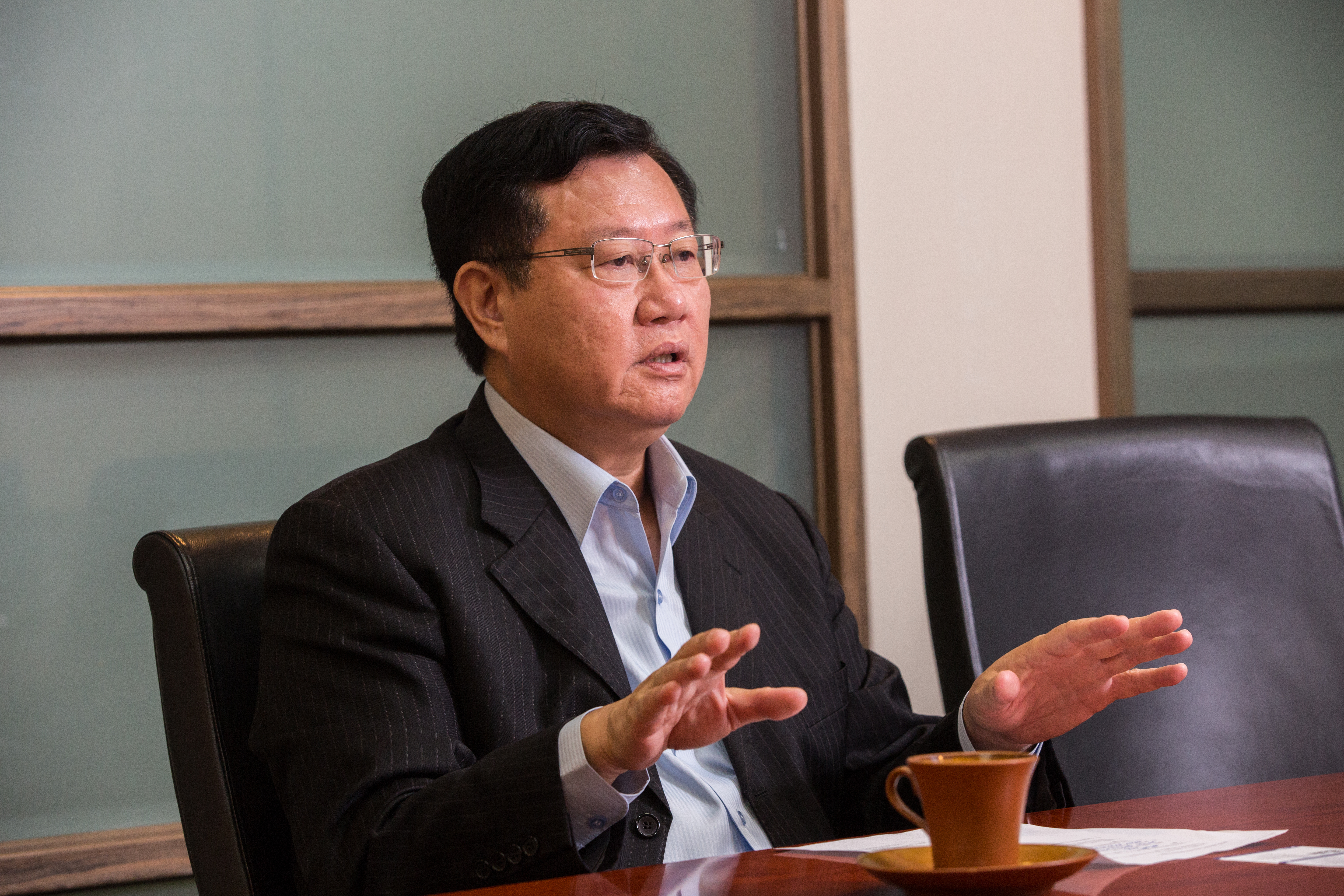 蔡裕慶喜歡閱讀，他說許多在工作上的判斷，都來自於日常的閱讀。