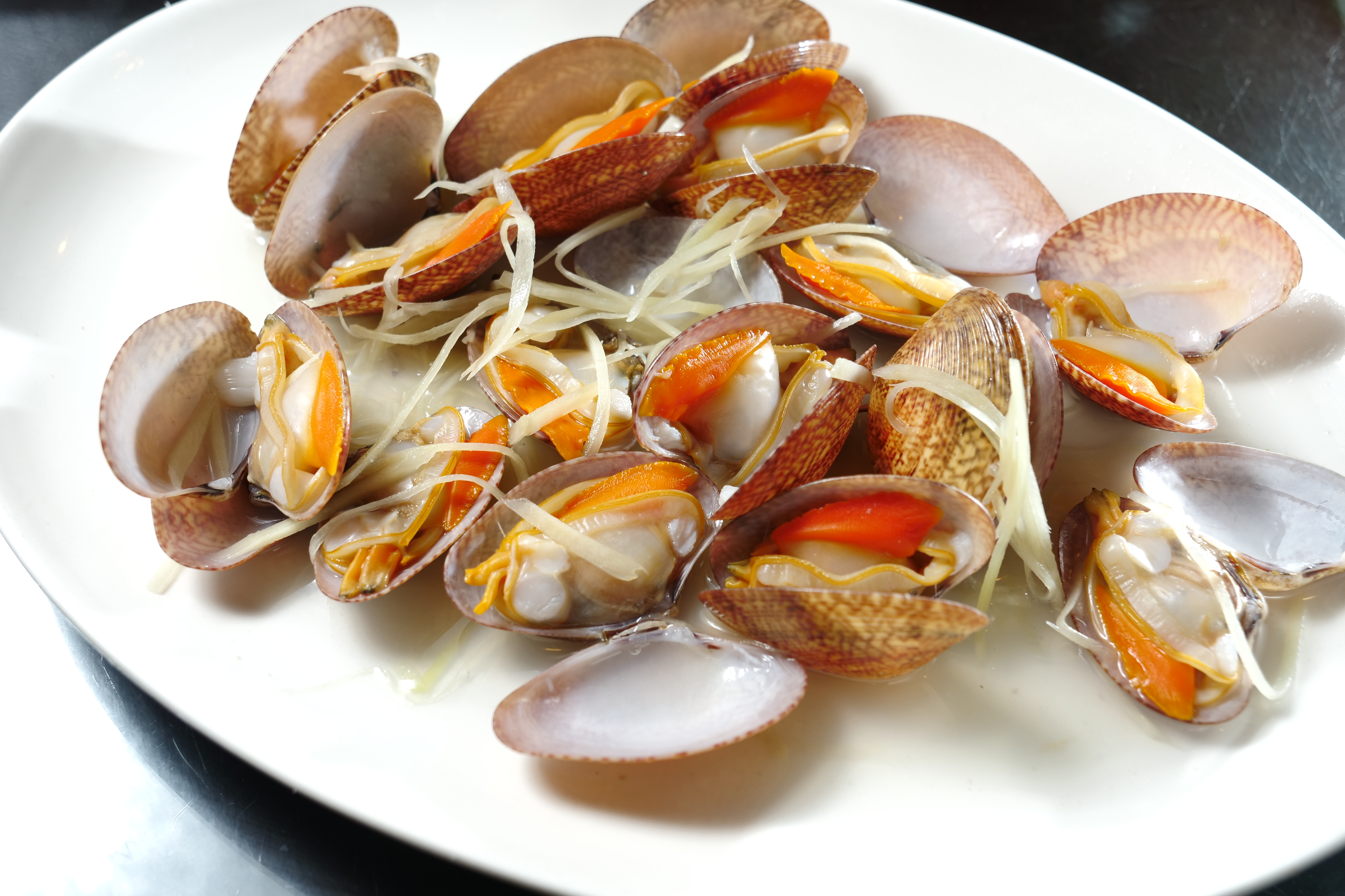 「清蒸海瓜子」的肉質飽實，一咬開都是鮮甜湯汁，貝柱更是甘美。（250元/份）