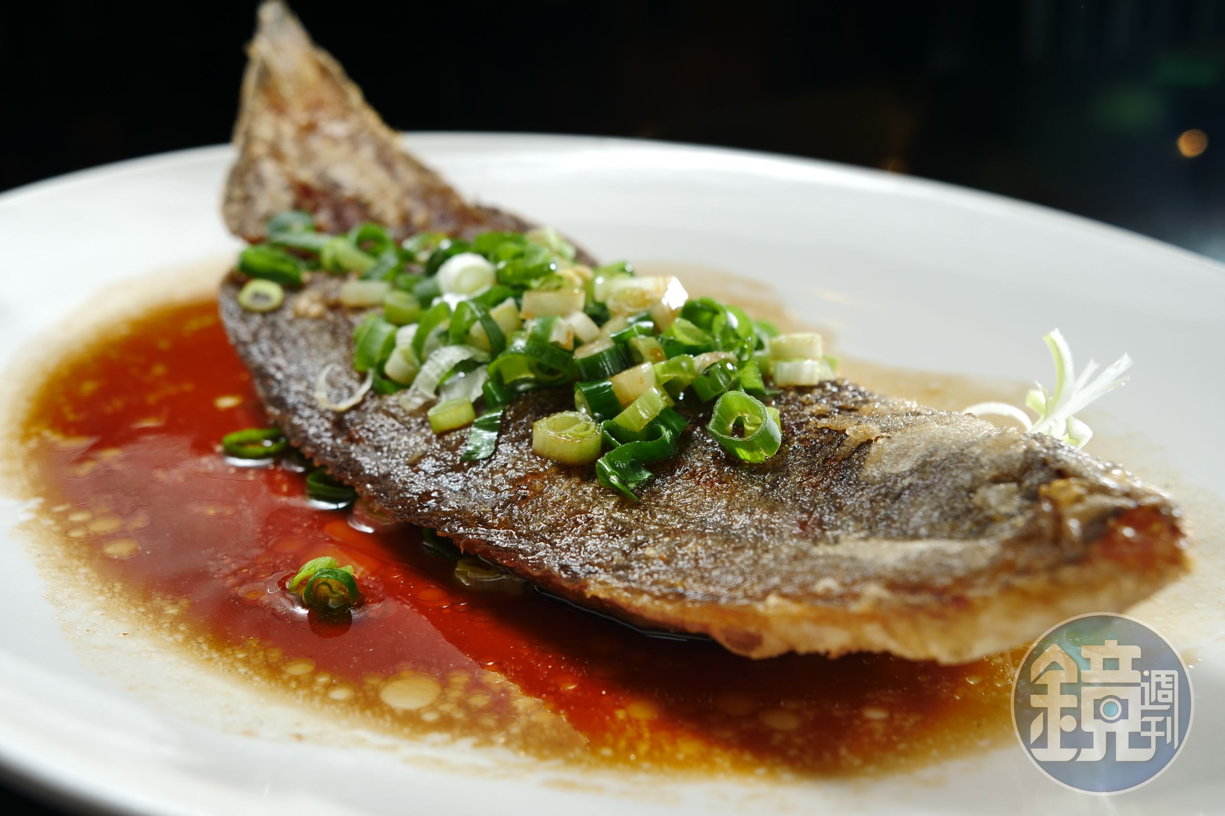 用粵式作法烹煮的「煎封比目魚」，魚皮酥脆，魚肉白皙帶油香，蘸著醬汁更夠味。（時價，圖中約420元）