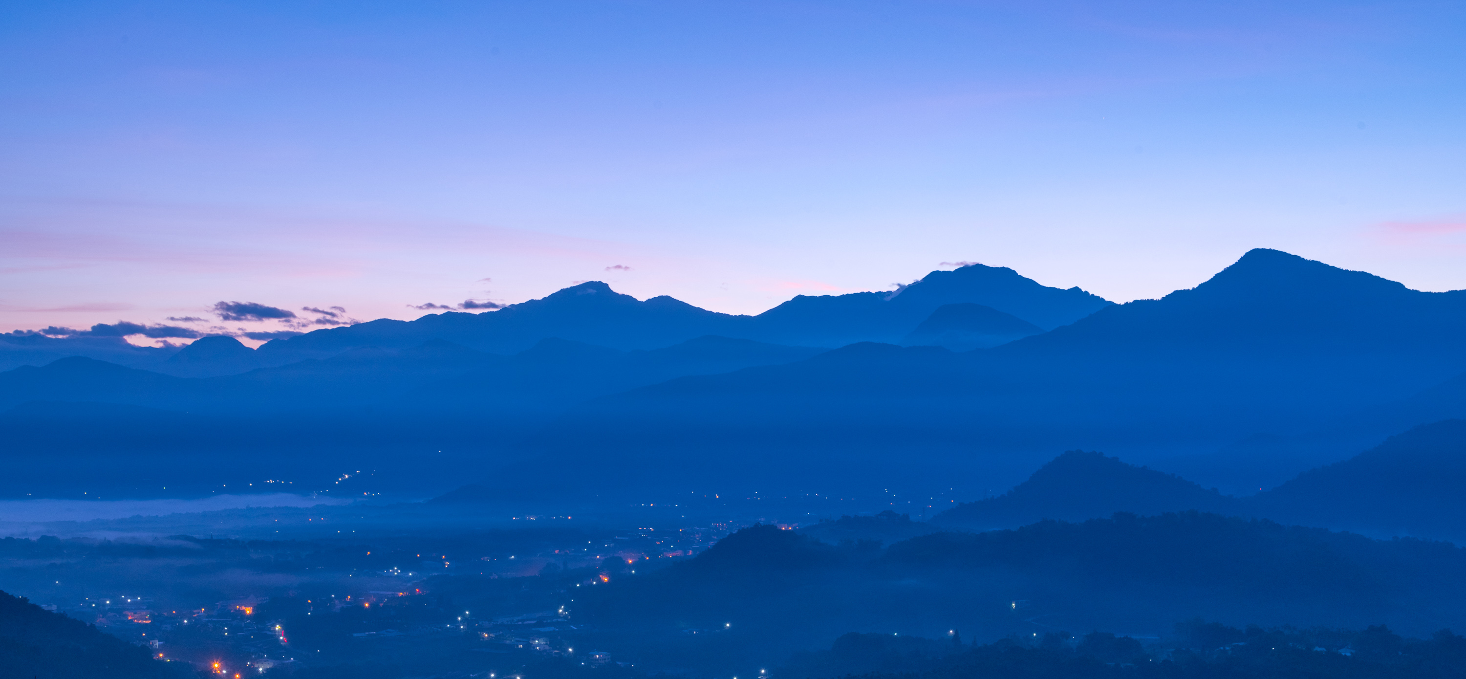 日出之前的色溫變化萬千，遠處城鎮出現一點霧靄，蠻好的。