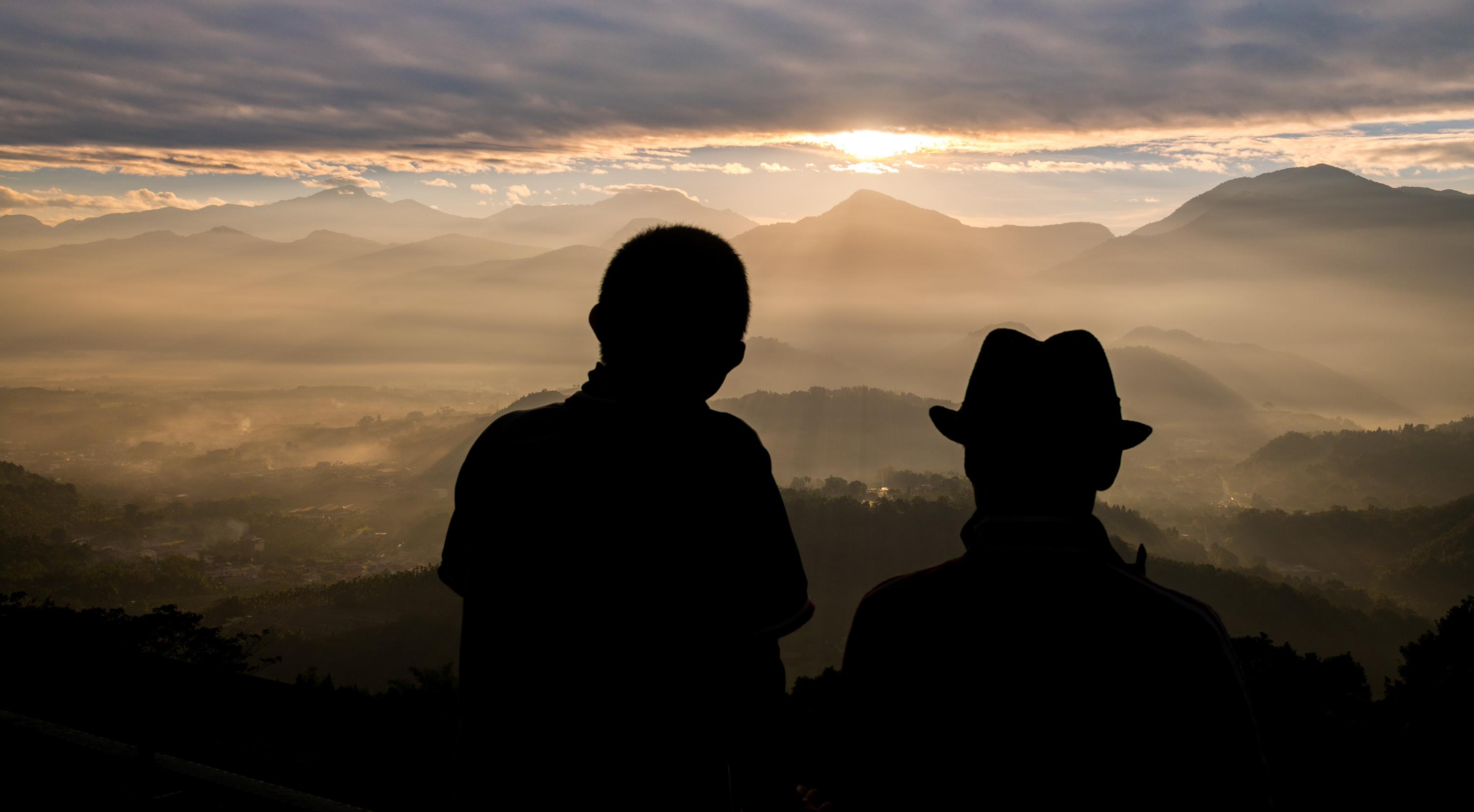 再改一下相機的色溫，前景安排夥伴入鏡，一張很有電影感的照片就有了。