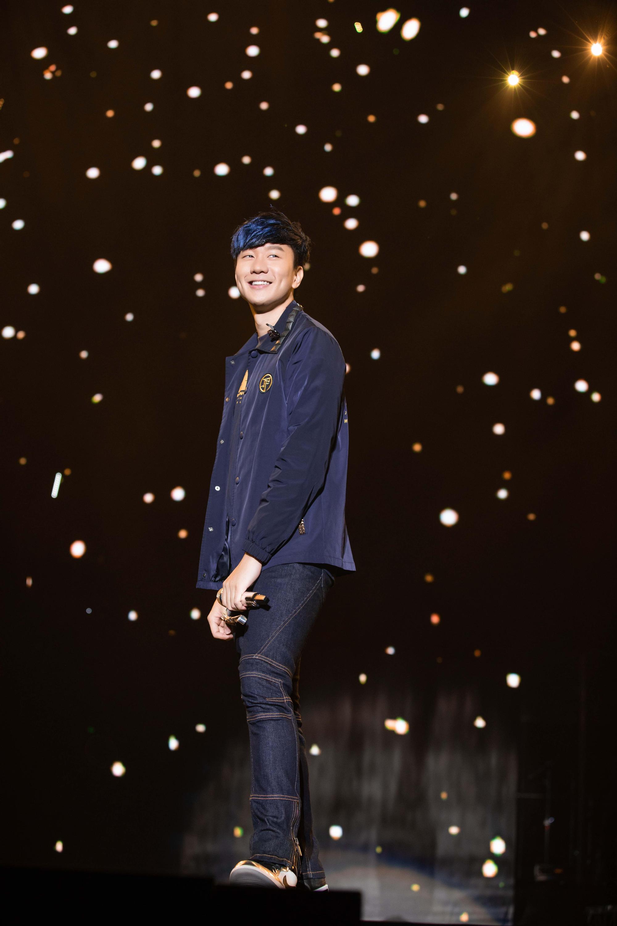 林俊傑《聖所》演唱會]門票今午12點準時開賣，短短2分半，2萬2000張完售。（華納提供）