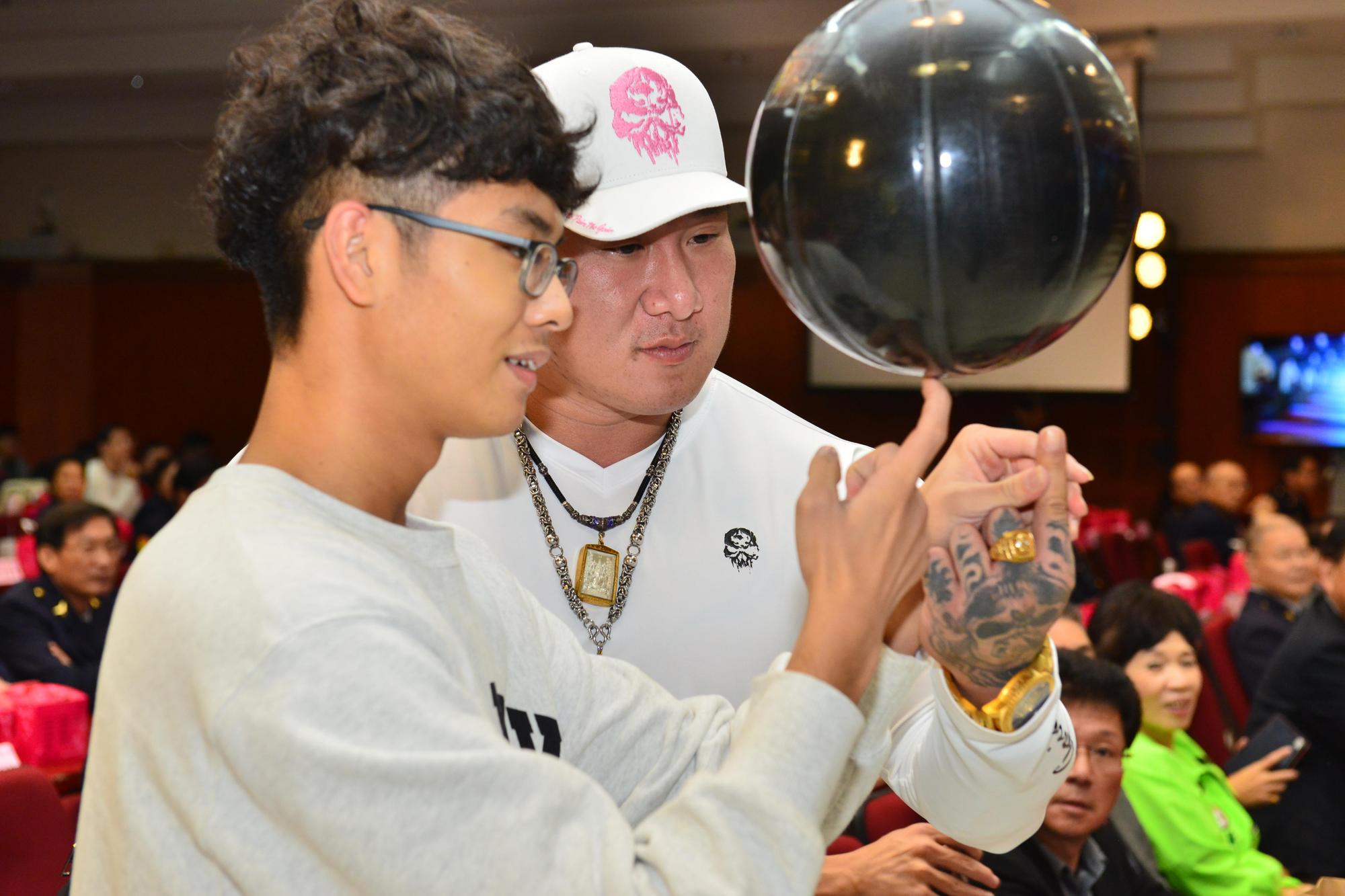 館長在現場與青少年互動。（翻攝畫面）