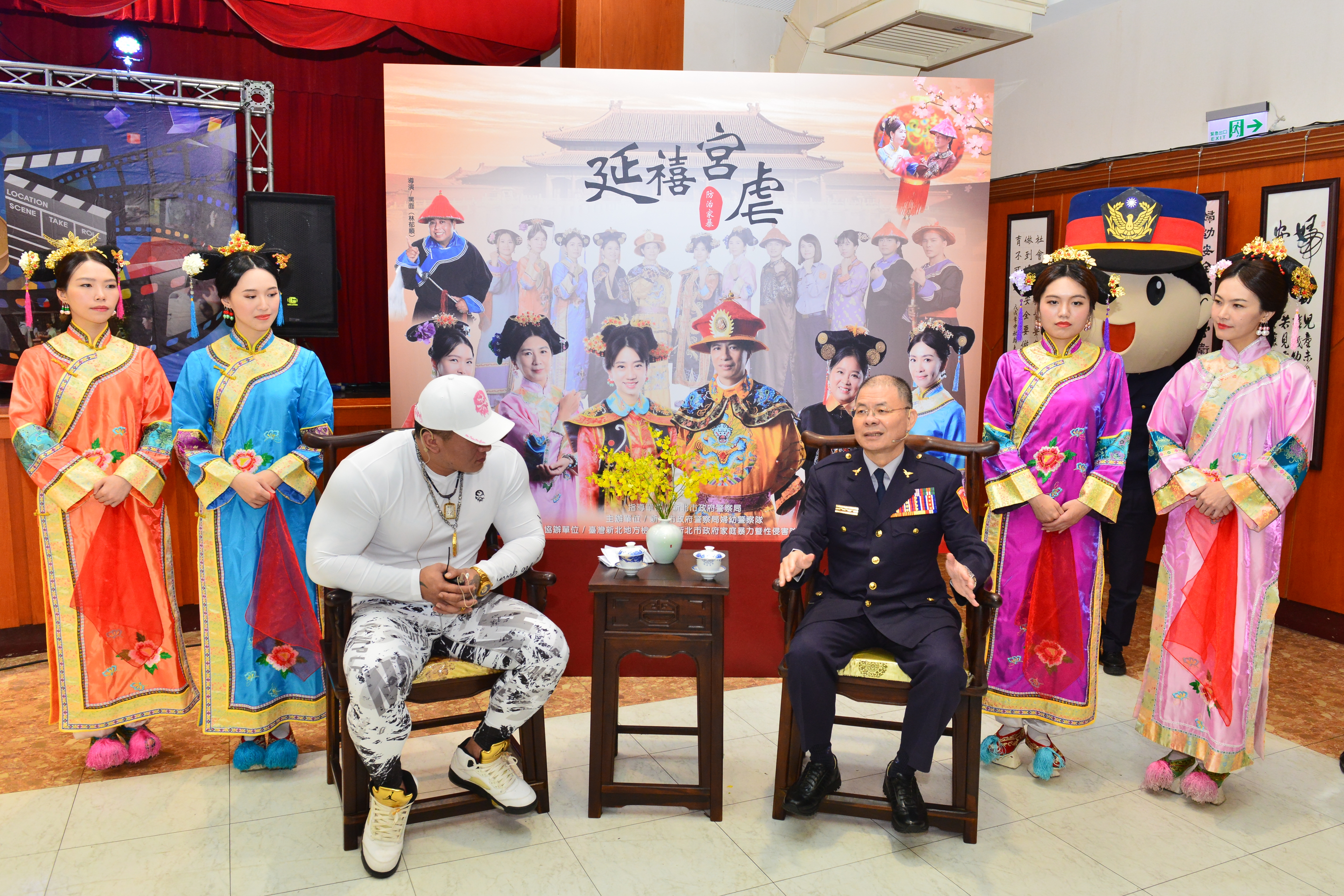 館長應新北警局邀請，為婦幼宣導站台，與局長胡木源共同直播。（翻攝畫面）