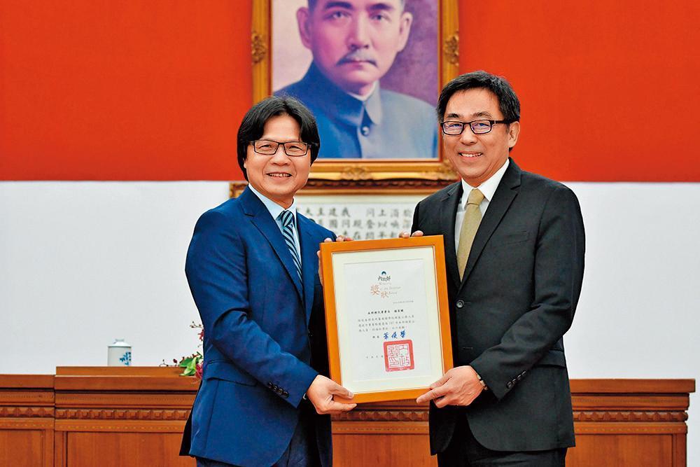 移民署長楊家駿（右）被質疑假公濟私，內政部火速將他調職，有人指出他陷入內鬥。（翻攝自內政部官網）