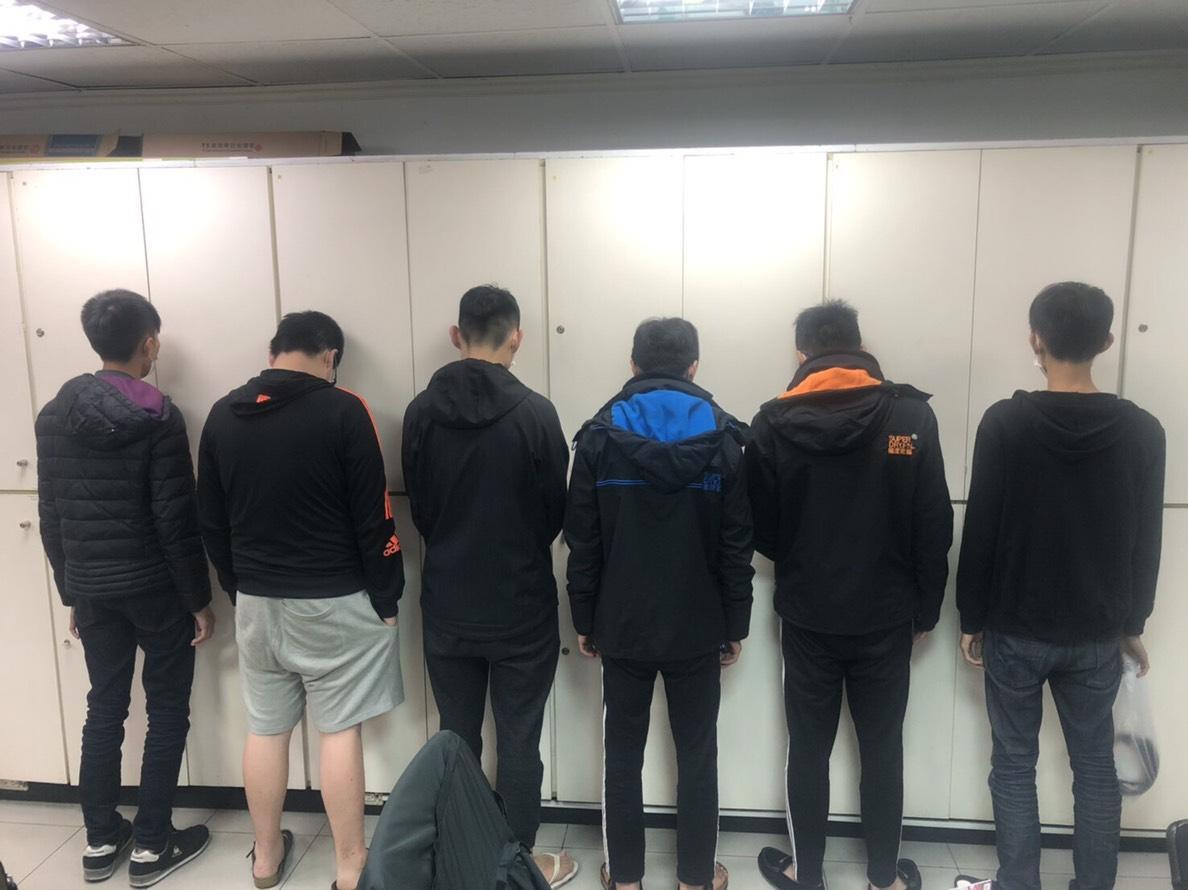 警方一舉逮捕六名詐騙集團嫌犯。（警方提供）