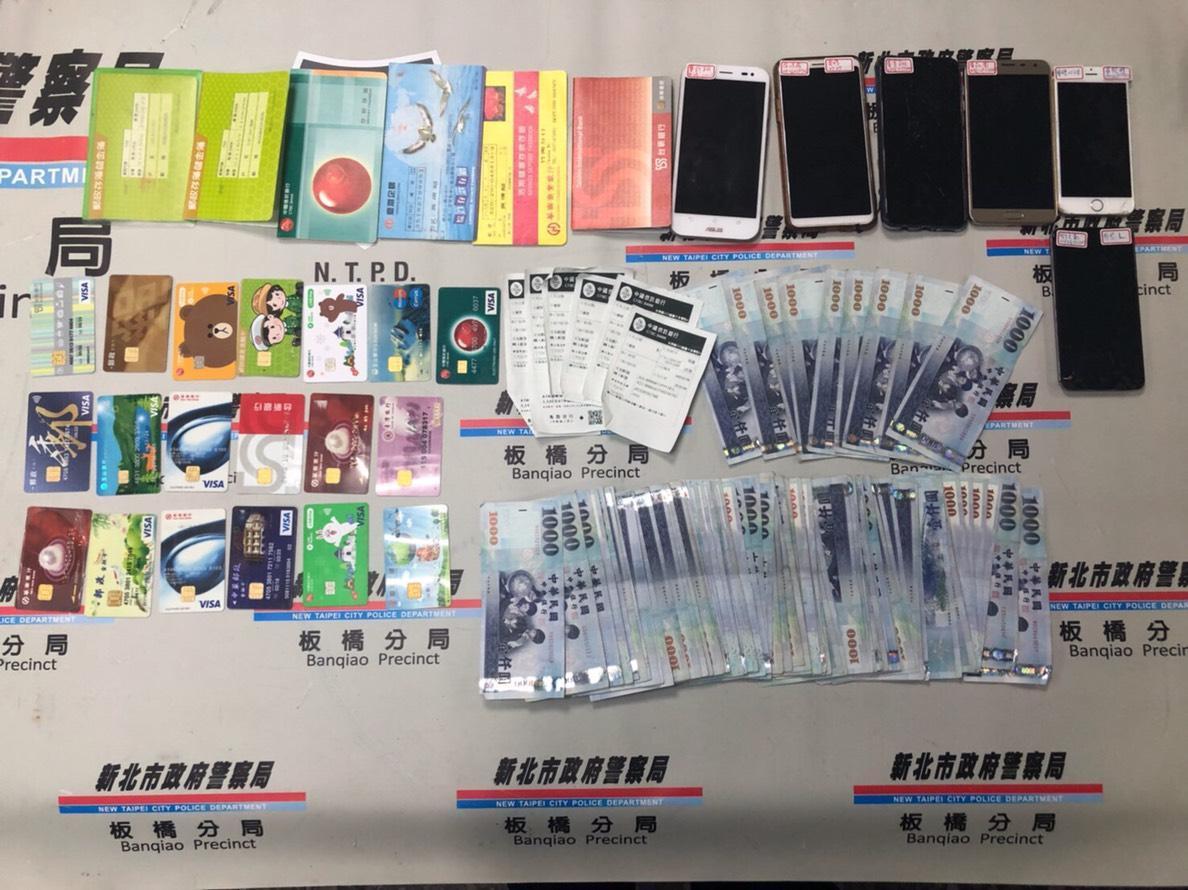 警方在嫌犯身上起出的大批提款卡跟存摺。（警方提供）