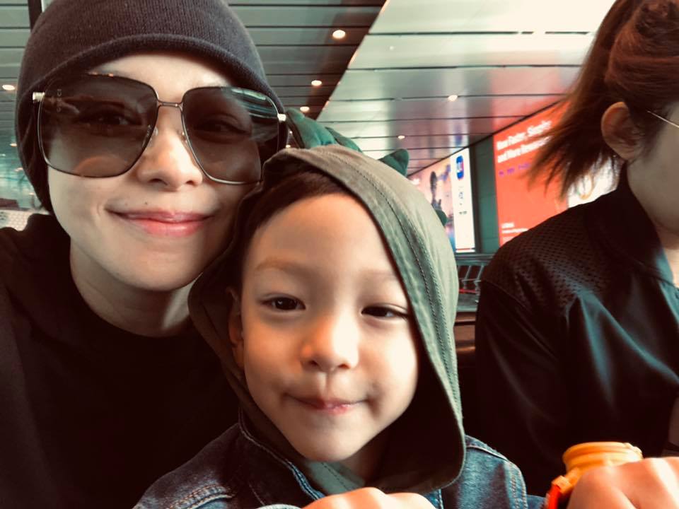 女神徐若瑄曬出與帥兒子合照。（翻攝自徐若瑄臉書）