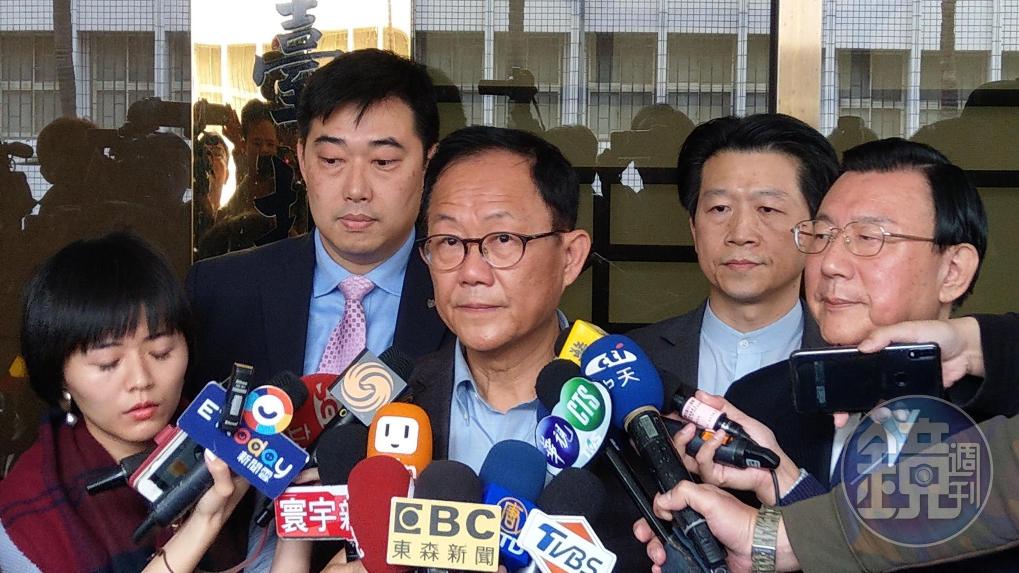 台北市長參選人丁守中聲請驗票,發現自己被灌了199票,仍輸柯文哲3千多票,將打延長賽,已另提選舉無效訴訟。
