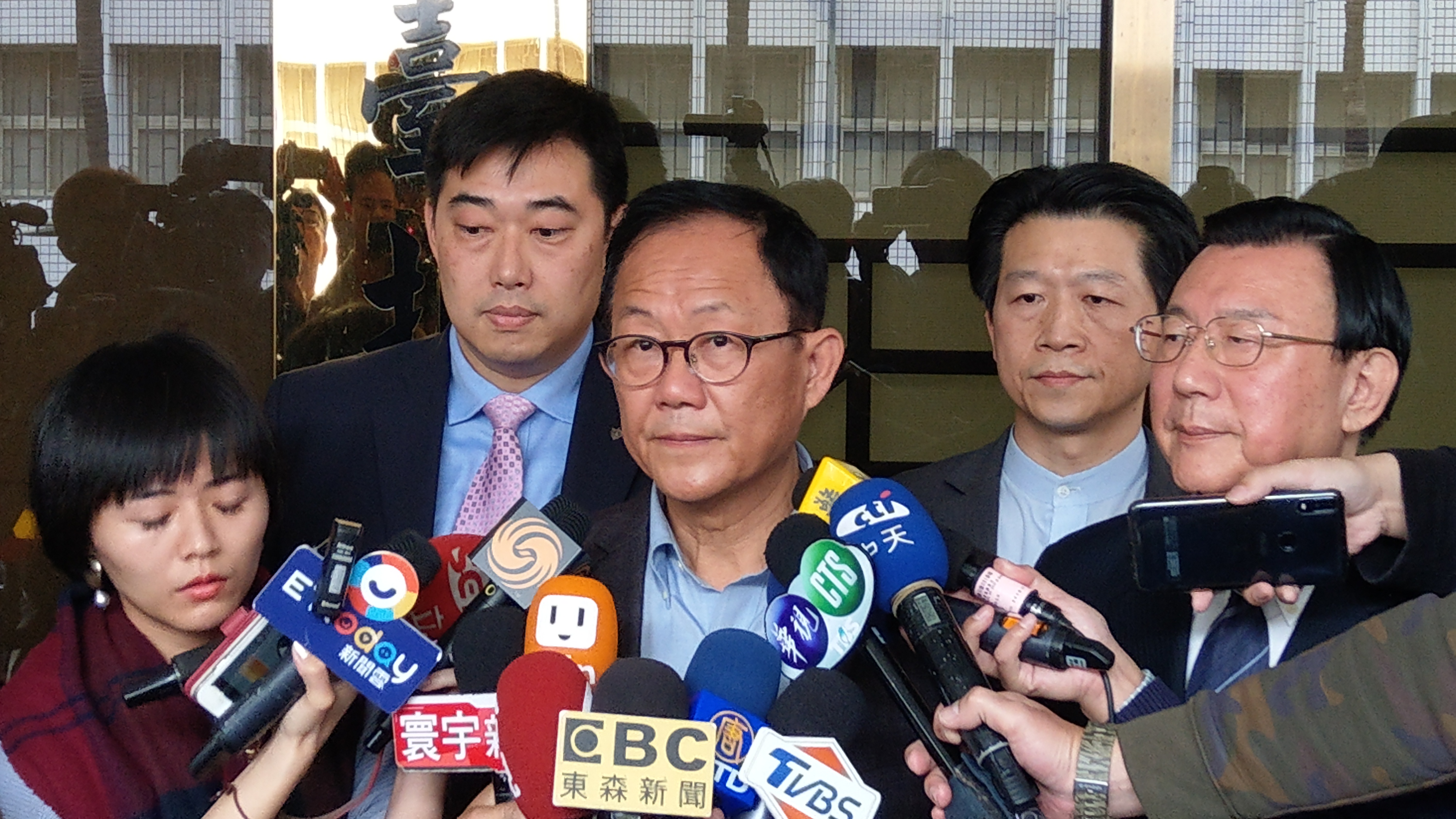 台北市長參選人丁守中聲請驗票,發現自己被灌了199票,仍輸柯文哲3千多票,將打延長賽,已另提選舉無效訴訟。