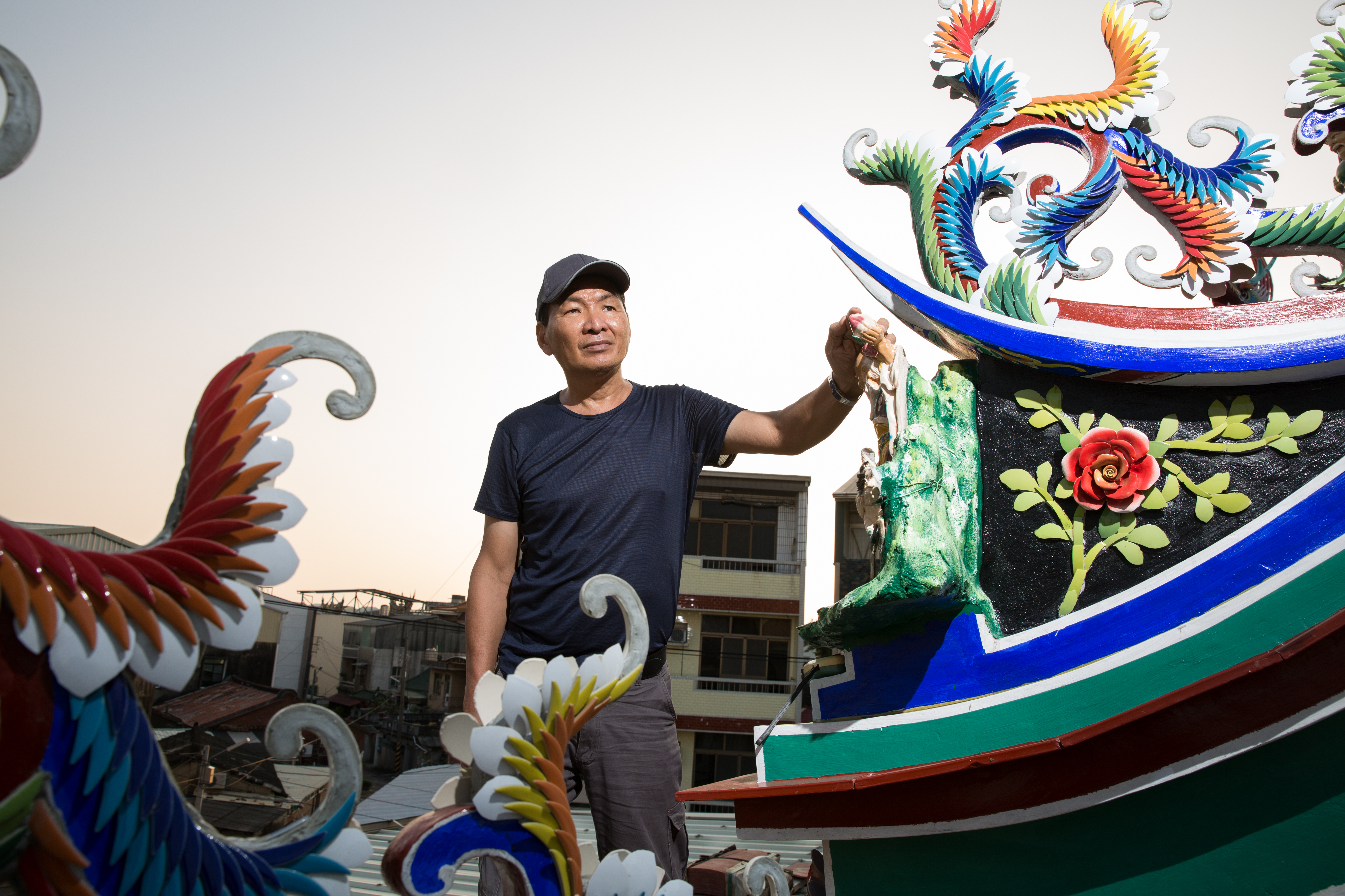 葉家剪黏已有百年歷史，家業帶來光環和壓力，第3代葉明吉每一步都走得戰戰兢兢，累也不敢休息。