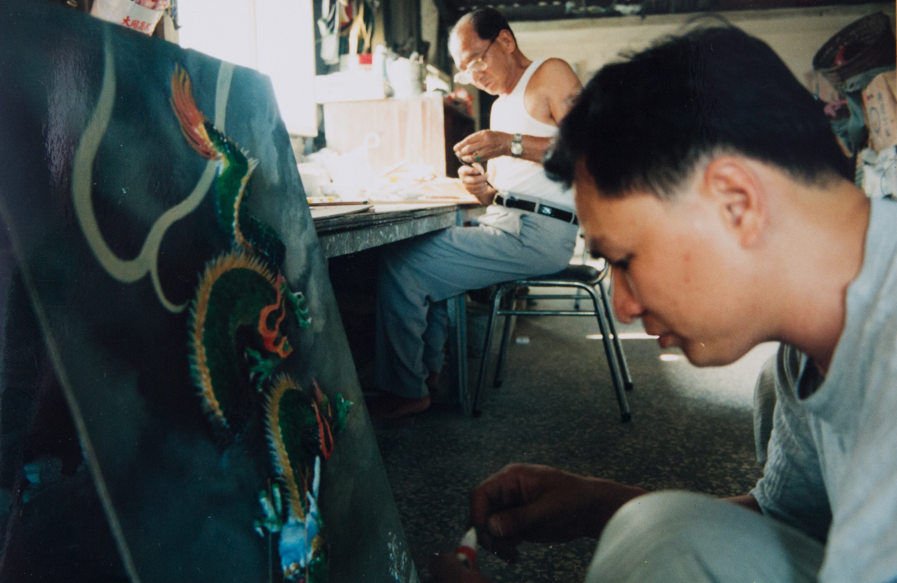 第2代葉進祿（後）在剪黏界是國寶級一代宗師，為說服兒子葉明吉（前）接班，哭地老淚縱橫。（葉明吉提供）