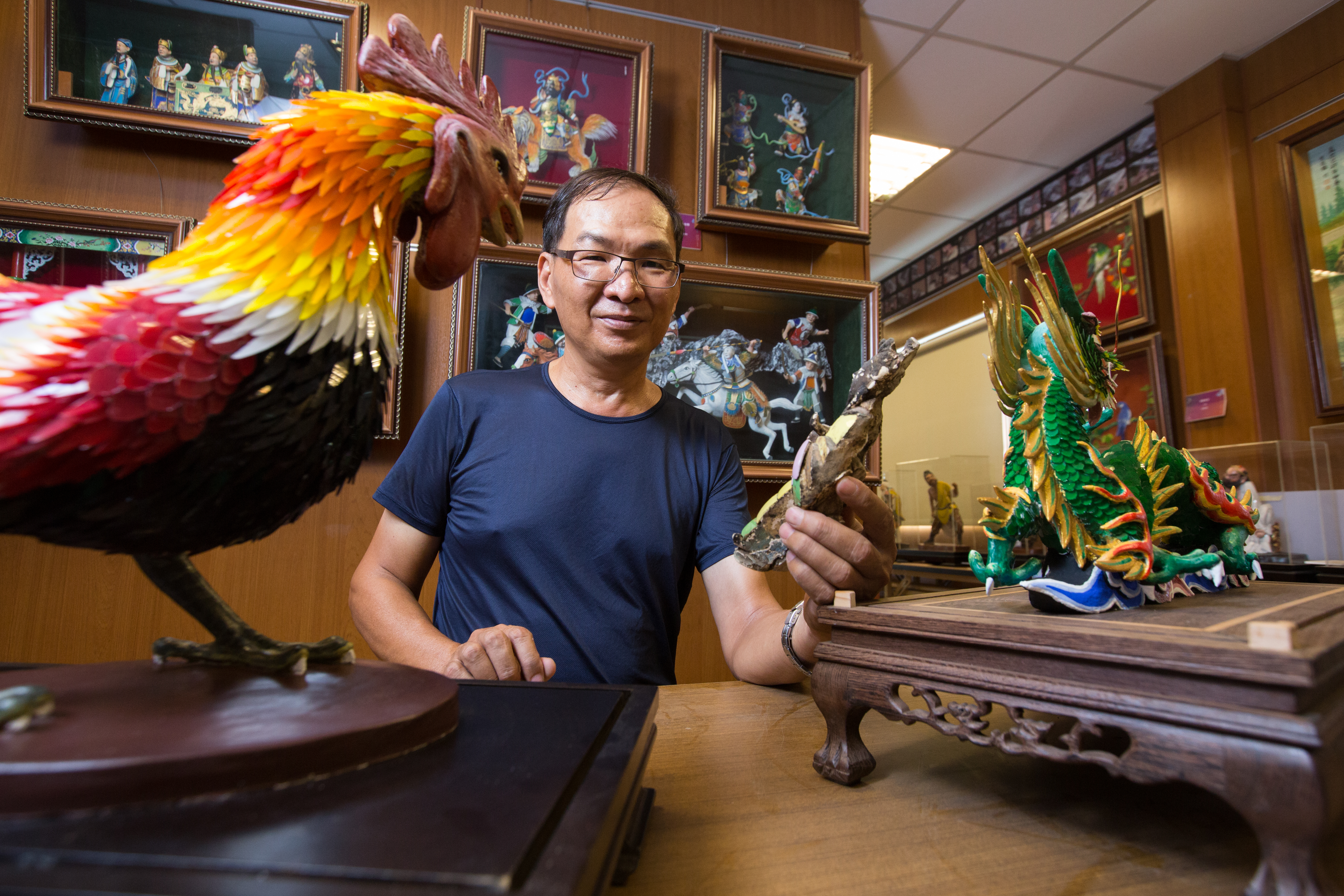 首創全立體作品，葉明吉將剪黏轉型，脫離廟宇，但最愛的仍是他手上被香火燻黑的阿公作品，極有紀念意義。