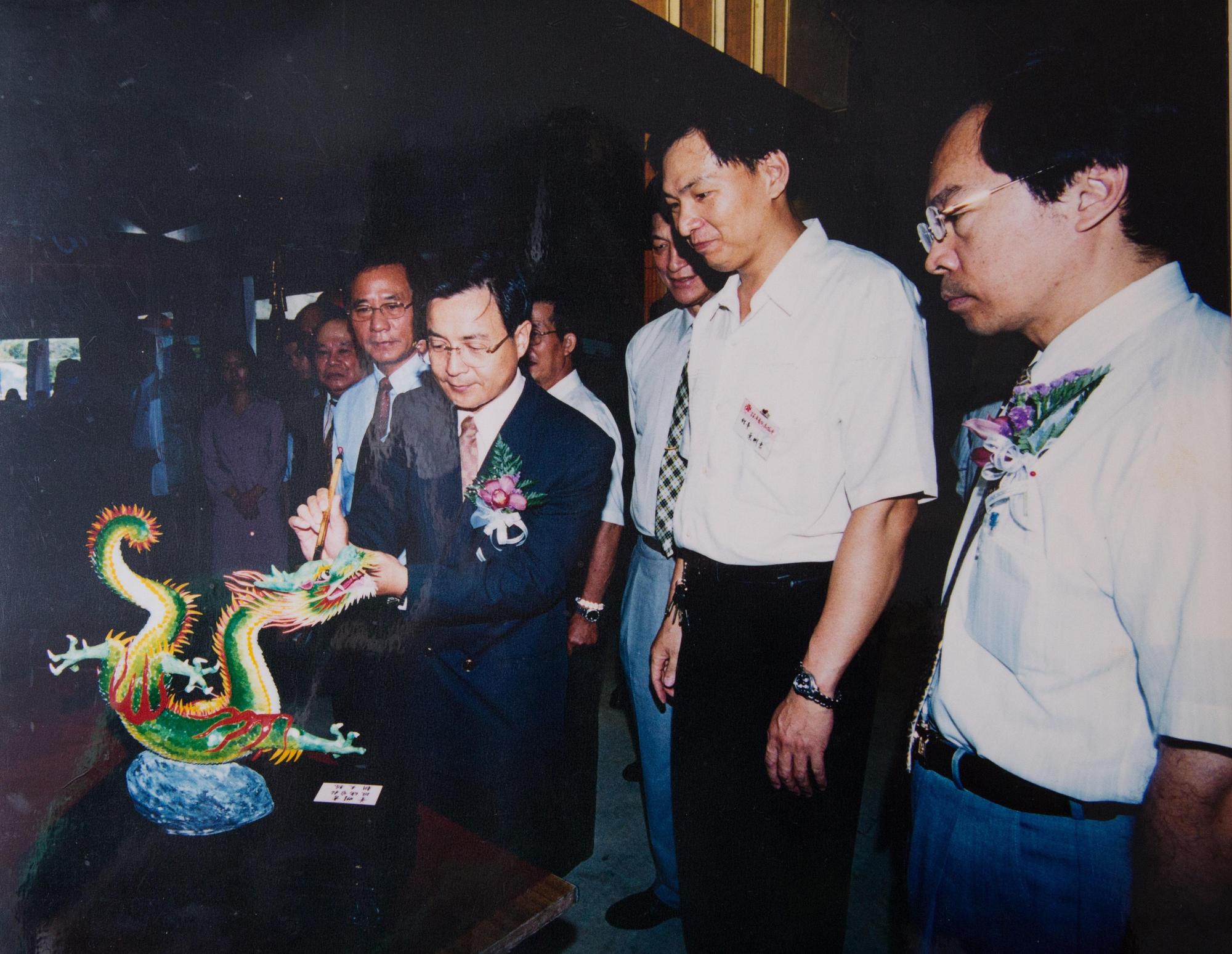 2000年葉明吉首創全立體作品「朝天龍」，當時台南市長許添財還親自點睛。（葉明吉提供）