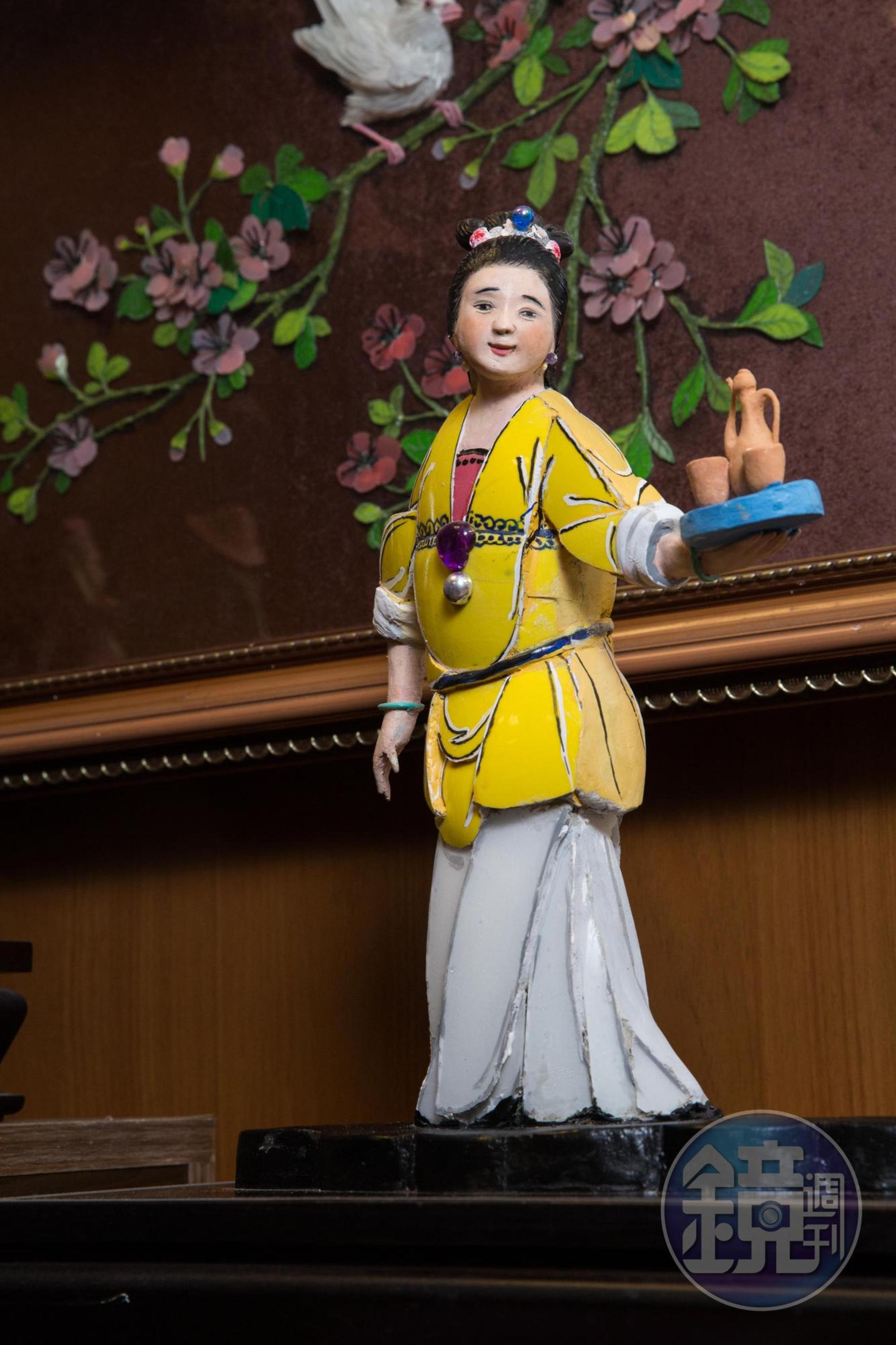 葉明吉後期幾乎創作全立體作品，主題不再侷限於龍、鳳、福祿壽，開始呈現民間小人物，售價20萬元起。