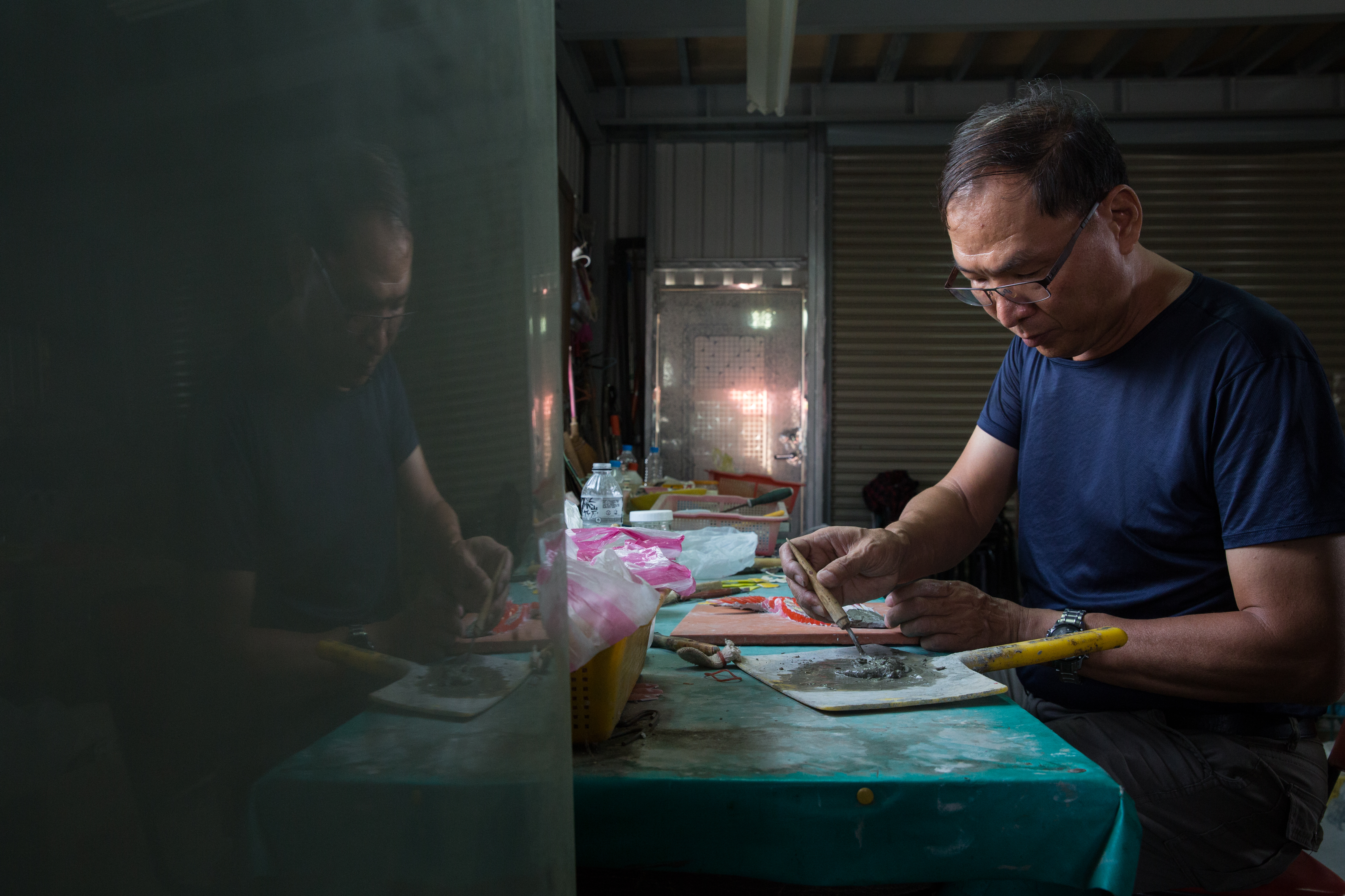 父親和太太離世後，葉明吉大量接案，用工作麻痺悲傷。