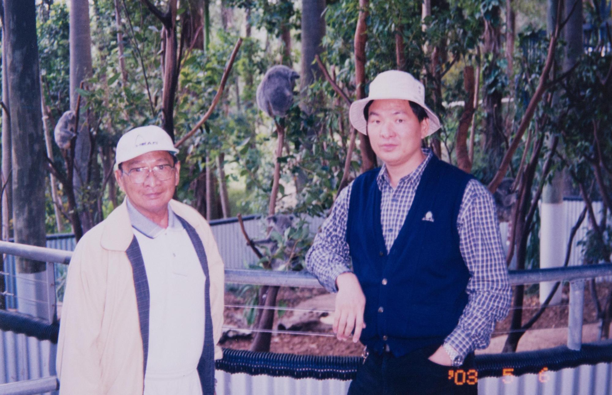 葉進祿晚年(左)與兒子葉明吉(右)合照漸多,照片中也看得出他露出滿足笑容。(葉明吉提供)