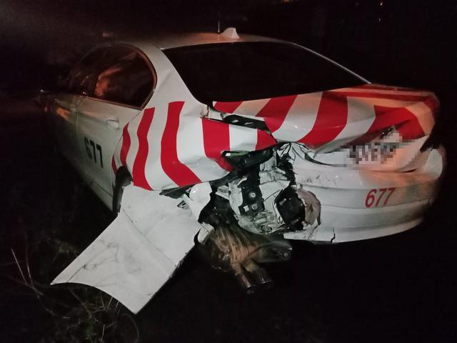 昨（11日）晚間國道3號新竹路段，警車遭特斯拉高速撞擊。（翻攝畫面）