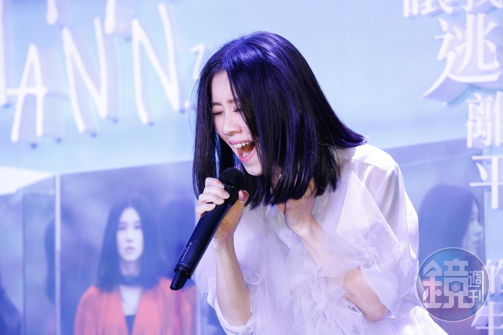 白安現場演唱主打歌〈讓我逃離平庸的生活〉,透露是專輯配唱最久的作品。
