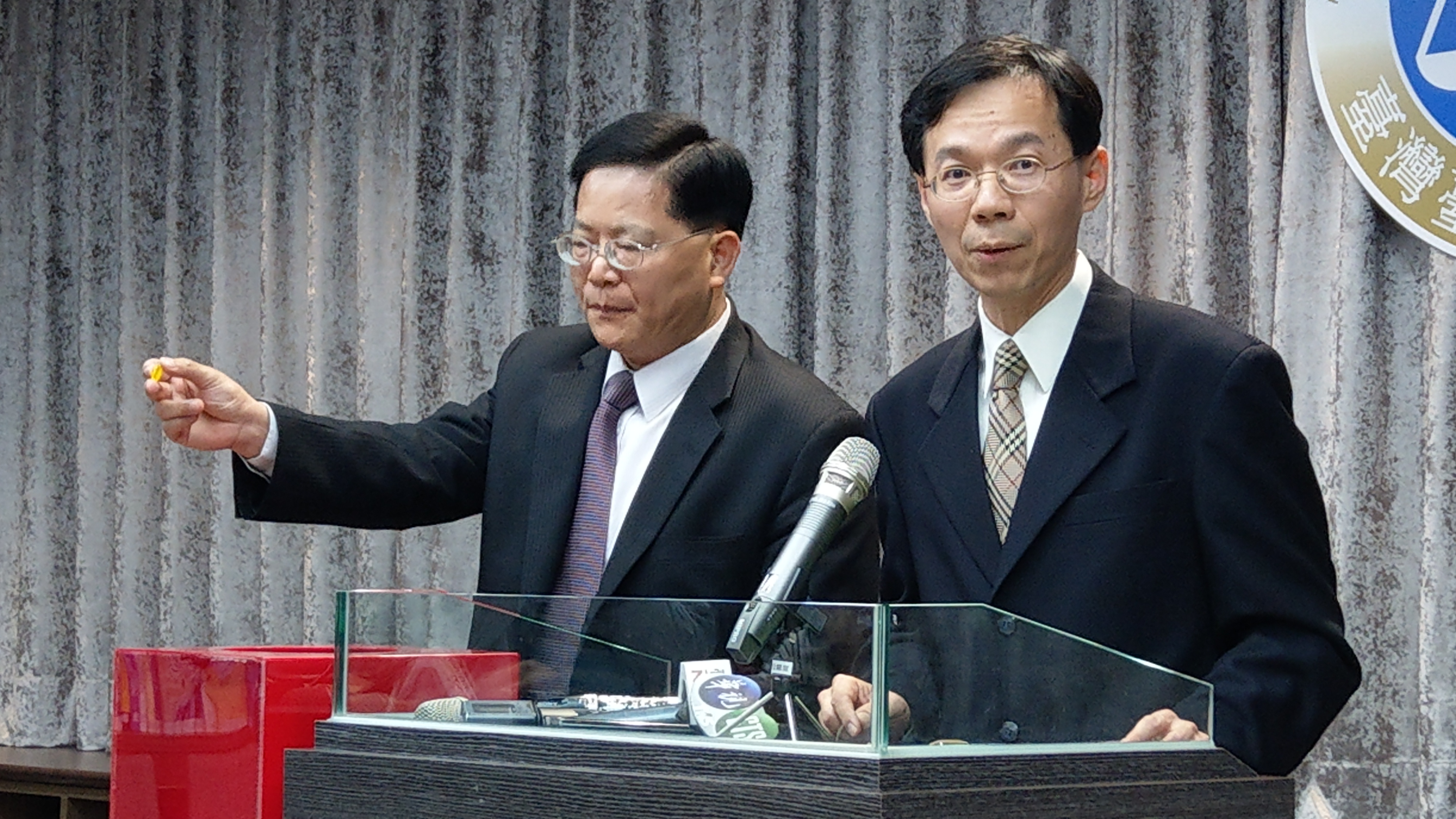 丁守中驗票不僅未逆轉，票數還變少，他提出選與無效之訴，由台北地院庭長黃柄縉（右）、庭長姜悌文抽籤分案。