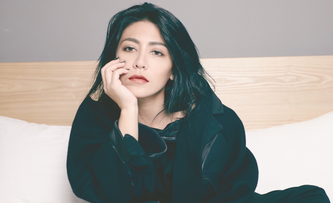 艾怡良發片倒數，為了新專輯《垂直活著，水平留戀著。》蠟燭多頭燒。  （EMI提供）