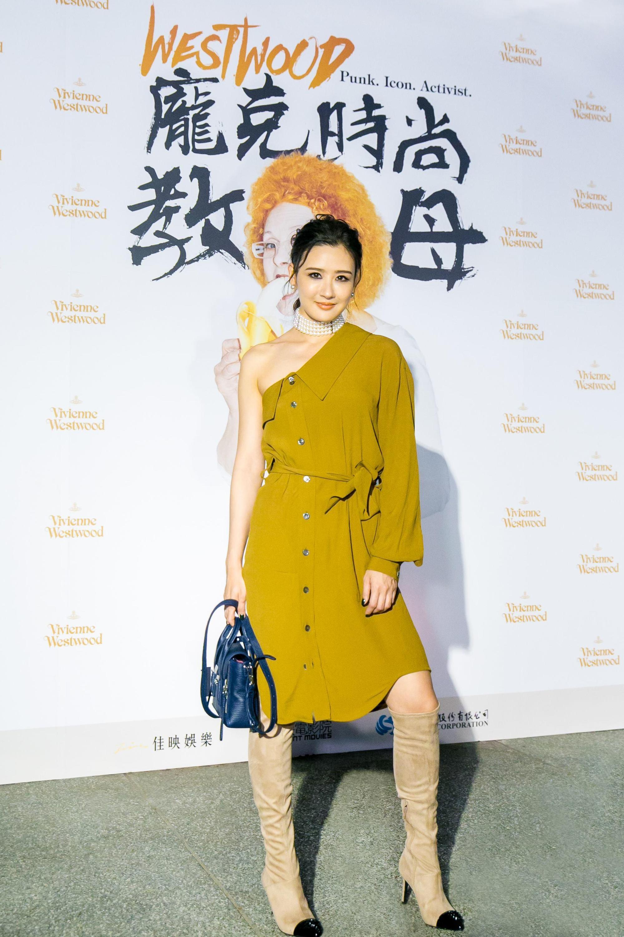 陳艾希身上的黃色斜肩洋裝是Vivienne Westwood 2018秋冬款式，剪裁相當大膽。（佳映提供）