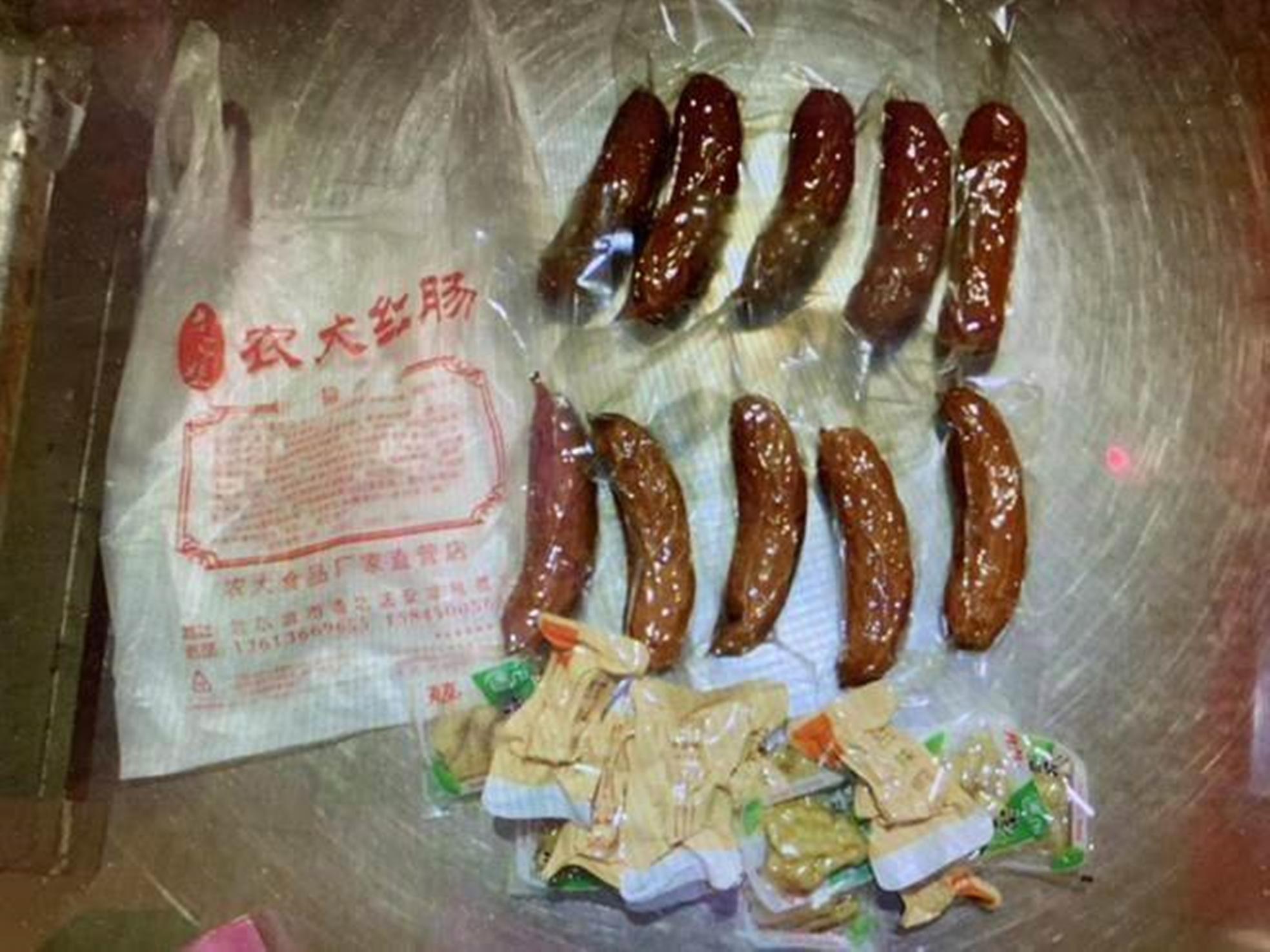 週五（14日）起違規從中國等疫區攜帶肉製品入境的旅客，可依新法最高開罰100萬元。（防檢局提供）