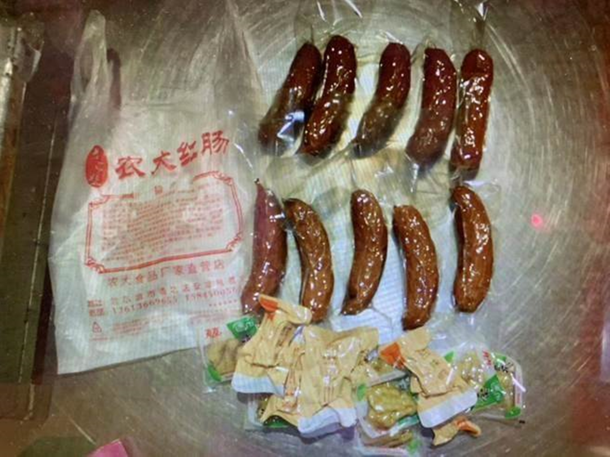 週五（14日）起違規從中國等疫區攜帶肉製品入境的旅客，可依新法最高開罰100萬元。（防檢局提供）