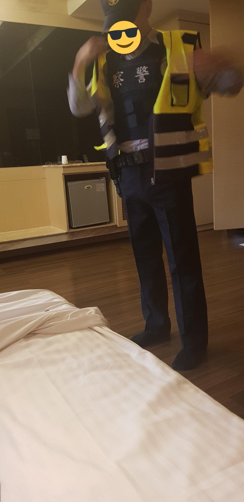 男子在推特上貼有不少穿著警察制服的照片。（翻攝網路）