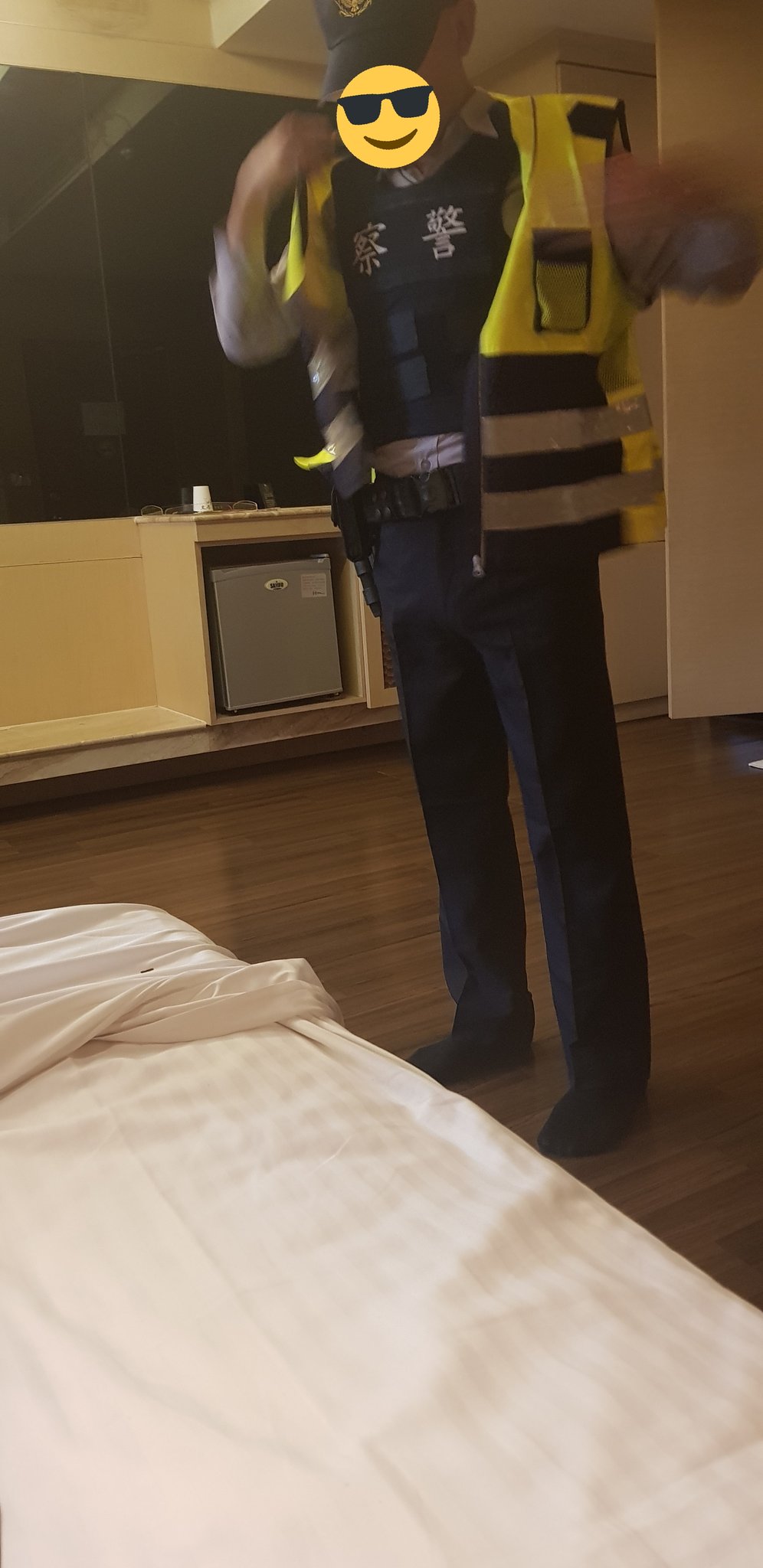 男子在推特上貼有不少穿著警察制服的照片。(翻攝網路)