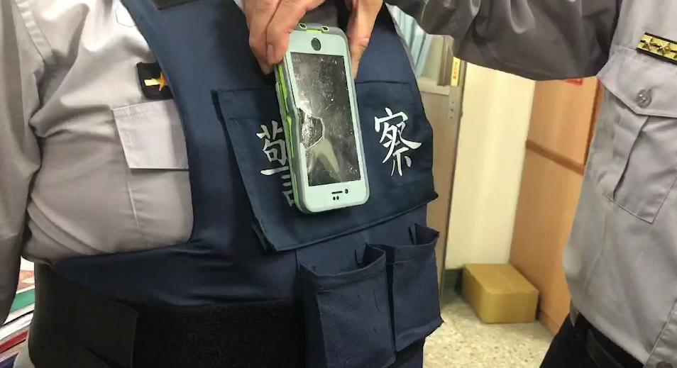 台南單車怪客突朝2警連開5槍，所幸前方有手機和防彈衣擋子彈，保住員警性命。（警方提供）