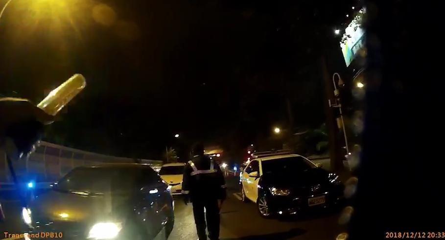 高雄市警方執行攔檢勤務,員警發現通緝犯車輛欲攔查卻遭拒捕連開6槍。(警方提供)