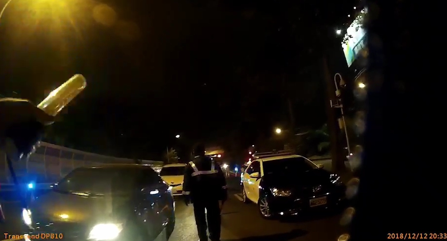 高雄市警方執行攔檢勤務，員警發現通緝犯車輛欲攔查卻遭拒捕連開6槍。（警方提供）